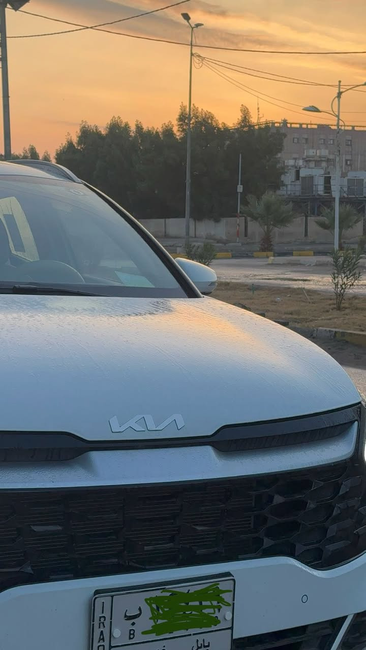 Kia sportage ex 2023 خليجي
كيا سبورتاج EX مـوديل 2023 (خليجي) للبيع
بابل / الحلة 

 *سنة الصنع: 2023
 *المواصفات: خليجية
 *الحالة: كلين تايتل، بدون حادث، بدون صيانة (سيارة نظيفة جداً)
 *المسافة المقطوعة: ما بين 23 الى 24 ألف كم
 *المحرك:  2.0 لتر، 4 سلندر
 ناقل الحركة: وتوماتيك
 *نظام الدفع: AWD (دفع رباعي مستمر)
 * نوع الوقود: بنزين
 * اللون: أبيض 
 * اللوحة: بابل، خصوصي (تحويل ثاني يوم )

 المواصفات والميزات:
 المقاعد والداخلية: كشنات بيجي (قماش)، تدفئة كشنات، تدفئة ستيرن ، مقاعد امامية كهربائية، تبريد خلفي ، عدد المقاعد 5.
 شاشة لمس تدعم Apple CarPlay لاسلكياً ، نظام التحكم الصوتي، شاحن لاسلكي.
 الأنظمة المساعدة والقيادة:  تشغيل عن بعد، بصمة، مثبت سرعة، وضع القيادة، التحكم على المنحدرات، تعليق تلقائي، فرامل الوقوف الإلكترونية auto hold ، نظام ABS.
  الحساسات والكاميرات:  كاميرا خلفية، حساسات أمامية وخلفية، حساسات ضغط الإطارات .
 الإضاءة والخارجية:** لايت زينون (مصابيح زينون أمامية)، المصابيح الأمامية LED، كشافات ضباب، إشارة بالمرآة الجانبية، مرايا جانبية كهربائية.
قفل الأمان للأطفال.

السعر  215 وبيها مجال ان شاء الله 

  لمعلومات اكثر يرجى التواصل على الواتساب :
 ***********

