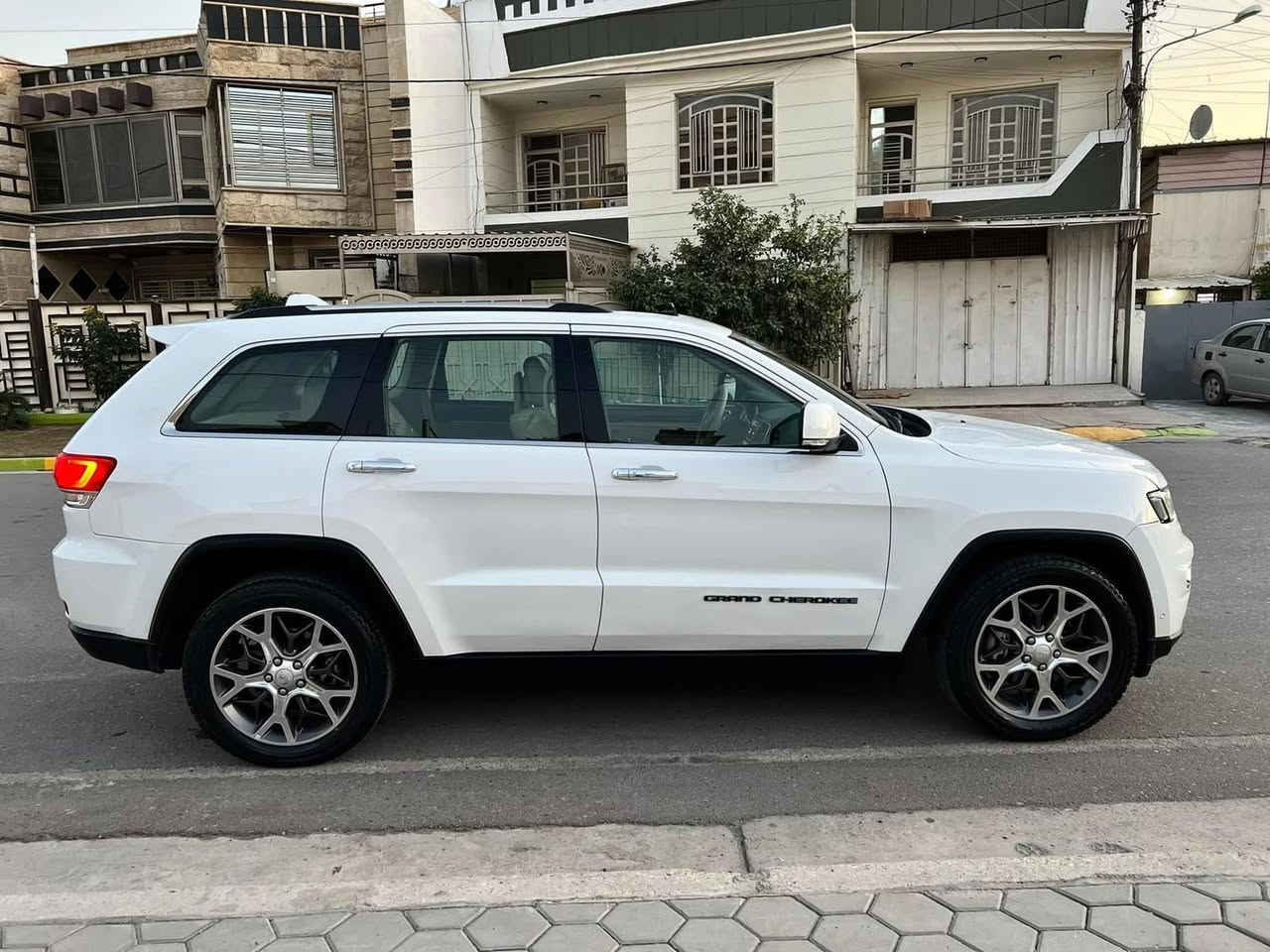 السلام عليكم جيب كراند شيروكي لمتدد 19 خليجي بااسمي هزه جديده سنويه ل٣٢ مااكتب كليشه طويله فول السياره للاخير سونارهه مرفق مع الصور السعر ٣٠$ السياره موجوده بالانبار الاتصال ***********
