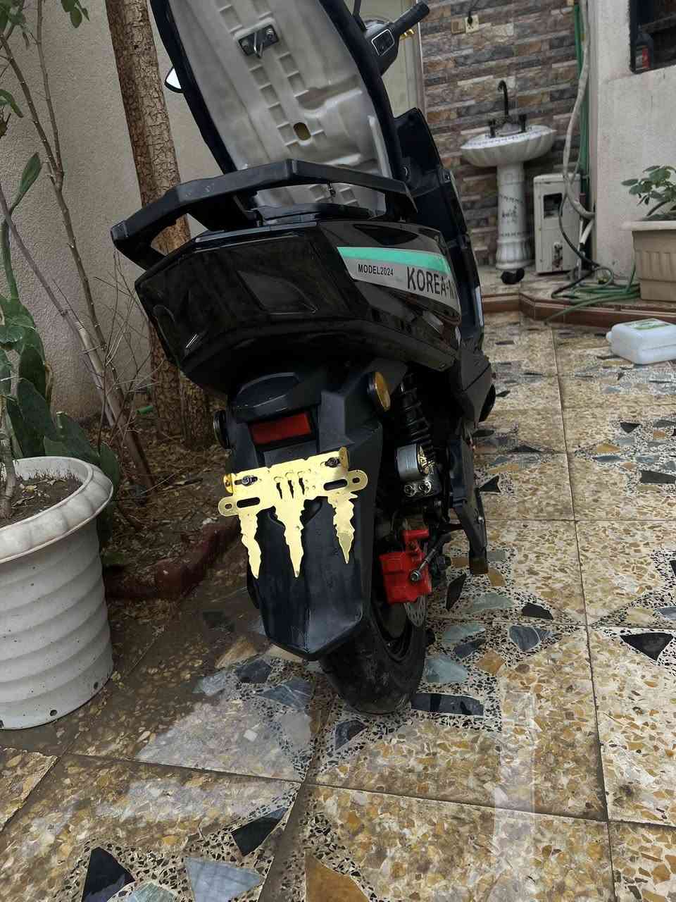 السلام عليكم دراجه سكنس شحن للبيع 6 بطاريات مبدلهن قبل 4 اشهر جاية من شركة البطارية الوحده 32 امبير شديت 33 امبير عليها عقل جبير
 تاير خلفي مبدل جديد 
صينيه ( فلنجه ) مبدل جديد 
دسك خلفي مبدل جديد 
سكليتر مبدل جديد سرعتها بالبرنامج 65 كيلومتر (حسب الوزن )
بيها الجوزه مال السويج ما تشتغل 
اشغل من كارت الدخول  
ينفتح صندوك ماعلي شي صندوك شاد جك سلايت  دبل اشاره 
4 نمر لايت 
4 عدسات ثلجي 
اصطاب خلفي 
هورن 
نظام بك رجوع 
كهربائياتها  انا مشتغلهن قالع الفيش وموصل مباشر بالشرنك ( يعني انسى العطل اغسل براحتك ) 

السعر 650الف بيها مجال حك الجية

مكاني البصرة ابي الخصيب 
للتوصل واتساب فقط ***********
