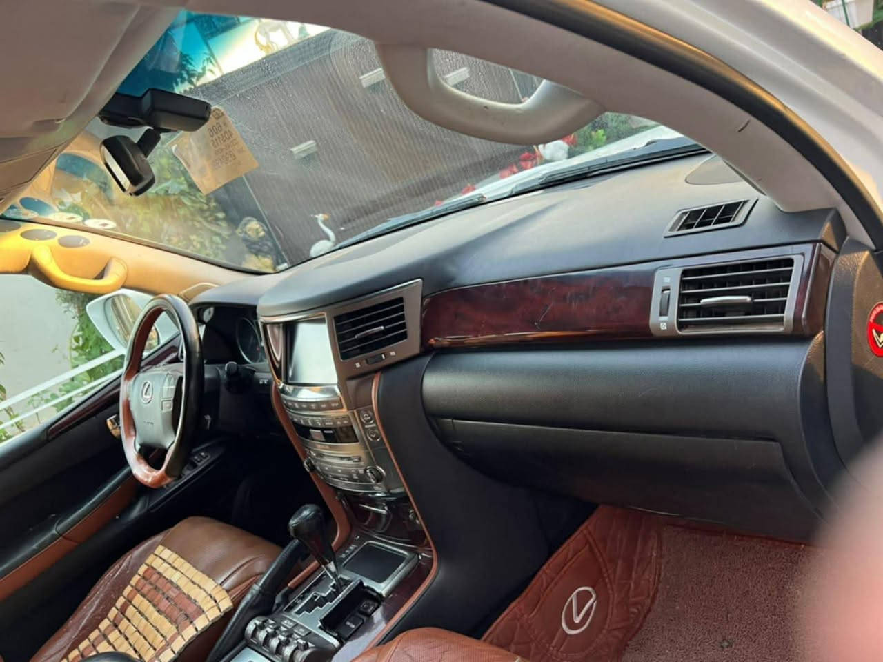 السلام عليكم
للبيع لكزز موديل 2011سبورت فول مواصفات جوبلس مالكه كربلاء تريد تحويل تريد وكاله
سنويه لل2031
مكان السياره كربلاء
سعره 310 وبيه مجال بسيط 
.... بيع او مراوس....
***********
