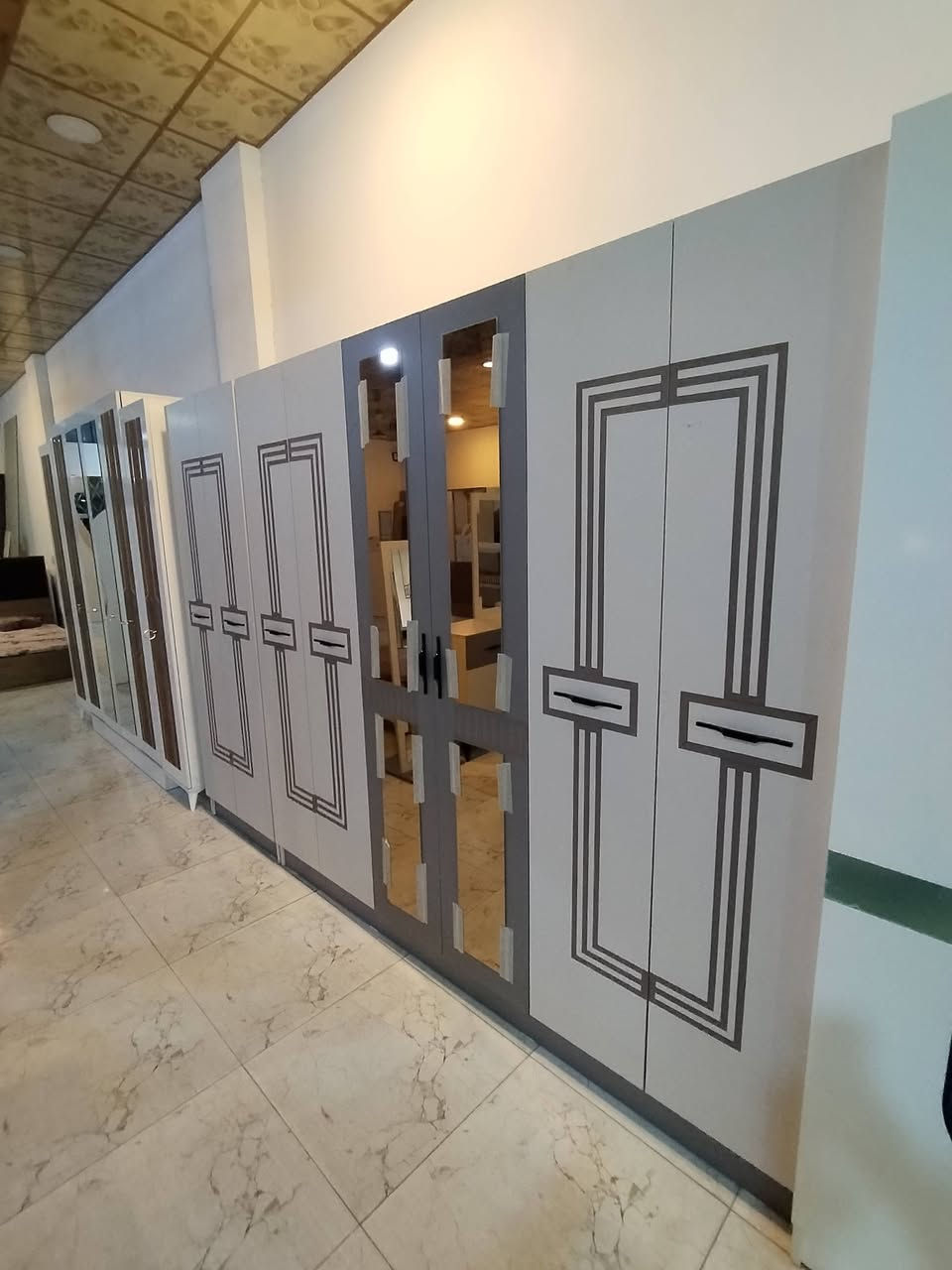 معرض الاخوين لبييع وشراء الاثاث المنزلي جديد ومستعمل وتبديل القديم اب جديد عنوان  المعرض سايدي اسرى ومفقودين مقابل اسواق جبار للستفسار ***********
