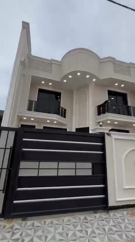 📢 إعلان عقاري مميز –🏠
يُعلن مكتب عقارات الجبال عن توفر دار للبيع بالمواصفات التالية:

🏡 المساحة: 200 متر مربع  
📏 الواجهة: 10 متر  
📐 النزال: 20 متر  
🆕 سنة البناء: 2026 (بناء حديث)

🔹 يتكون البيت من:  
- أربع غرف نوم  
- هول كبير  
- منور  
- مجمعين صحيات  
- استقبال واسع  
- كراج للسيارة  

📍 الموقع: الحلة – حي الجزائر، قرب الإمام سيد موسى  

💼 للراغبين بالشراء، المراجعة في:  
مكتب عقارات الجبال – الحلة، حي البكرلي قرب سنتر البكرلي   

📞 للاستفسار، يرجى التواصل مباشرة مع المكتب او نتصال على رقم 
‭0789 105 5225‬
