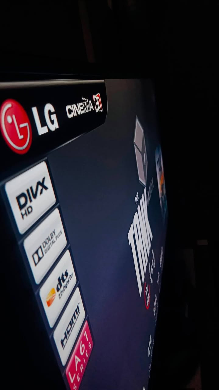 تلفزيون LG حجم 42 بوصة (صنع في كوريا الأصلي 🇰🇷)
السلام عليكم شباب.. عندي شاشة LG نظيفة جداً وبحالة الوكالة للبيع، موديل (42LA6130) الشاشة غراضها أصلية ومكفولة من كلشي
​🔎 حالة الشاشة:  نظيفة شبه جديدة جداً وما مفتوح برغي منها نهائياً (على حطة بلادها ولم تدخل صيانة سابقاً)
​💡 أهم المواصفات:
​الحجم والشاشة: 42 بوصة LED بدقة Full HD مع لوحة IPS (ألوان قوية وزوايا رؤية واضحة جداً).
​ميزة الـ 3D: تدعم تقنية السينما ثلاثية الأبعاد (Cinema 3D) لمشاهدة الأفلام المجسمة
للعلم ليست سمارت يمكن ربط عليها اجهزة  📺tv box وتشغيل اليوتيوب وجميع البرامج 
​المنافذ: تحتوي على مداخل HDMI و USB لتشغيل الأفلام ال 3D وممتازة للبلايستيشن والستلايت . 
​🎁 الملحقات:
​الريموت الأصلي نظيف شخط مابي 
​مناظر (نظارات) الـ 3D الأصلية الخاصة بالشاشة.
​📍 المكان: بغداد الكرخ 
💵 السعر: 350قفل
​📞 للتواصل: يرجى المراسلة على الخاص


**إذا كنت صاحب هذا الإعلان وتريد حذفه لأي سبب، رجاءا أرسل رسالة إلى الدعم الفني**