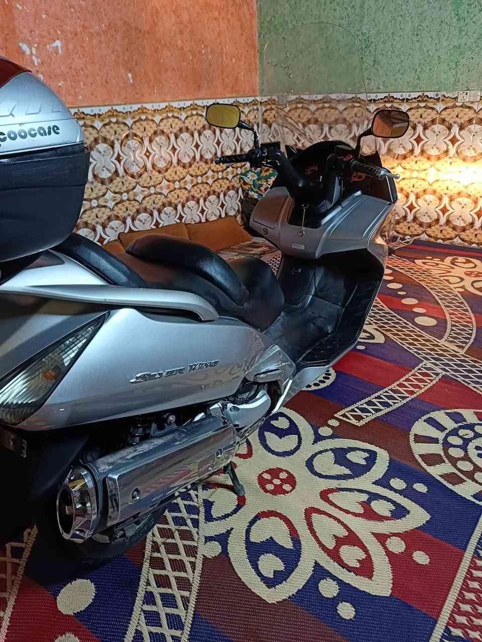 سلام عليكم للبيع سلفر ونج600امريكي وكاله دراجه بعده بوضع الشركه جايه بلاديه كت كامل كلجات مالوسي خلفي امامي يعني ترايك 200 دراجه مكفوله كفاله عامه مكينه بجيس تايراته جدد ماشيه 60 الف حقيقي جنطه + جامه مضلع مكان الدراجه بغداد شعب حيور سعر $22 بيهه مجال***********
