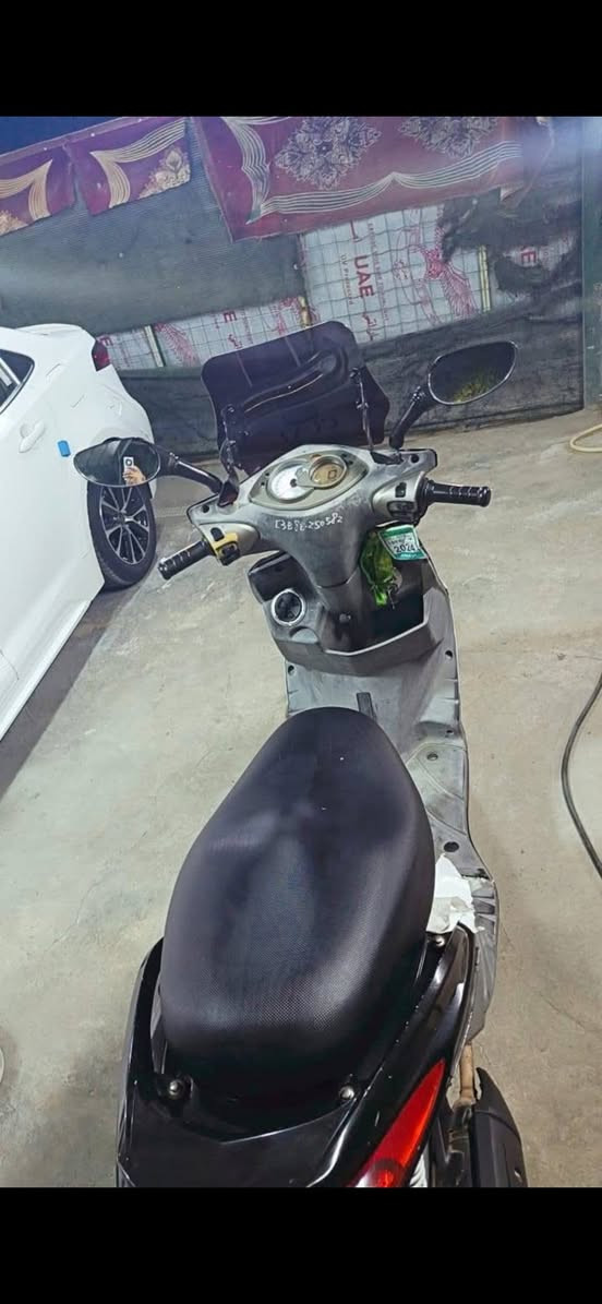 ال سلام عليكم شباب.   دراجه سكنس فحل نوزل. مكفوله من التاير لل تاير اول الكفرات مختمه ال مكينه بلاد شرط شرط شرط نكره سلف تجي تفحص او اجيب فيتر وياك الدراجه شرط ال وكاله الدراجه مستخدمه بس 4 اشهر 
السعر خاص او واتساب الرقم ***********
