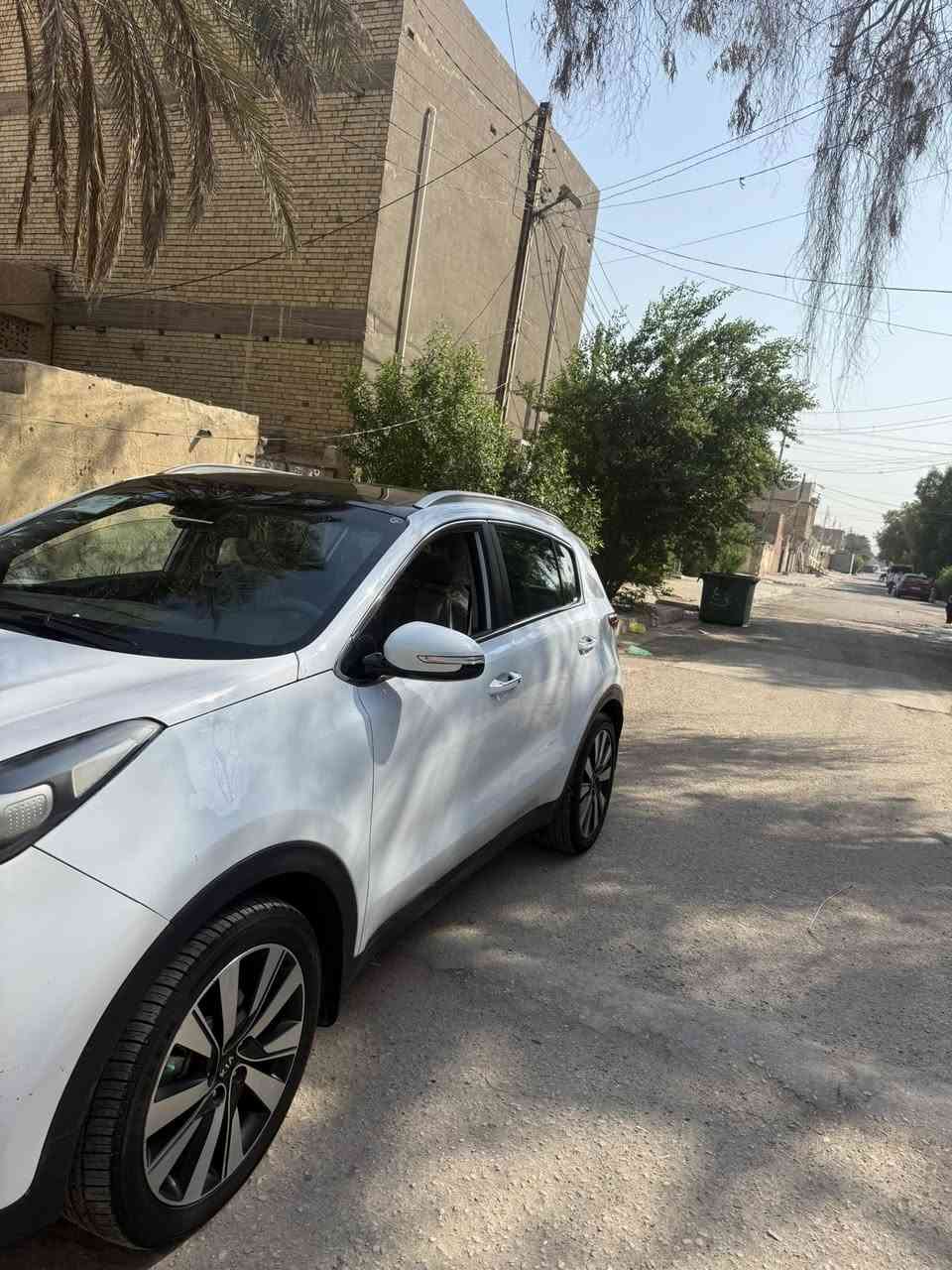 سبورتج. للبيع بأختصار.  محرك ٢٠٠٠بصمه بنوراما. رقم بغداد. السعر ١٧٨ وبيها مجال. الاتصال *********** مكان السياره كربلاء.
