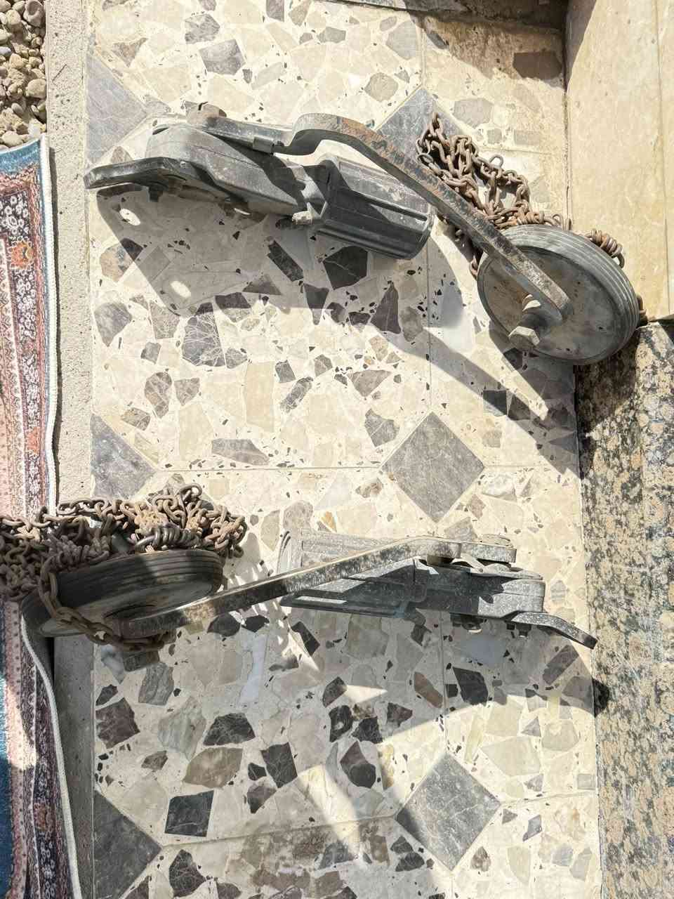 سلام عليكم للبيع يرهم علا تريلة او دعلج عملها ماطور كهربائي علا سيارة تفيد في حالة اذا طمست سيارة تنزل الجكات للكاع وترفع السيارة مكان بغداد مدينة الصدر ***********
