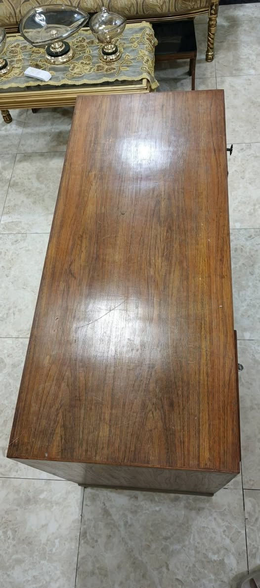 الميز ثابت جدا ما بيه اي مشكله وكل المجرات سليمه 
ابعاده
 عمق 50 
طول 120
 ارتفاع 80 
السعر 40 الف ما عندي توصيل
مكاني بغداد العامريه ***********
