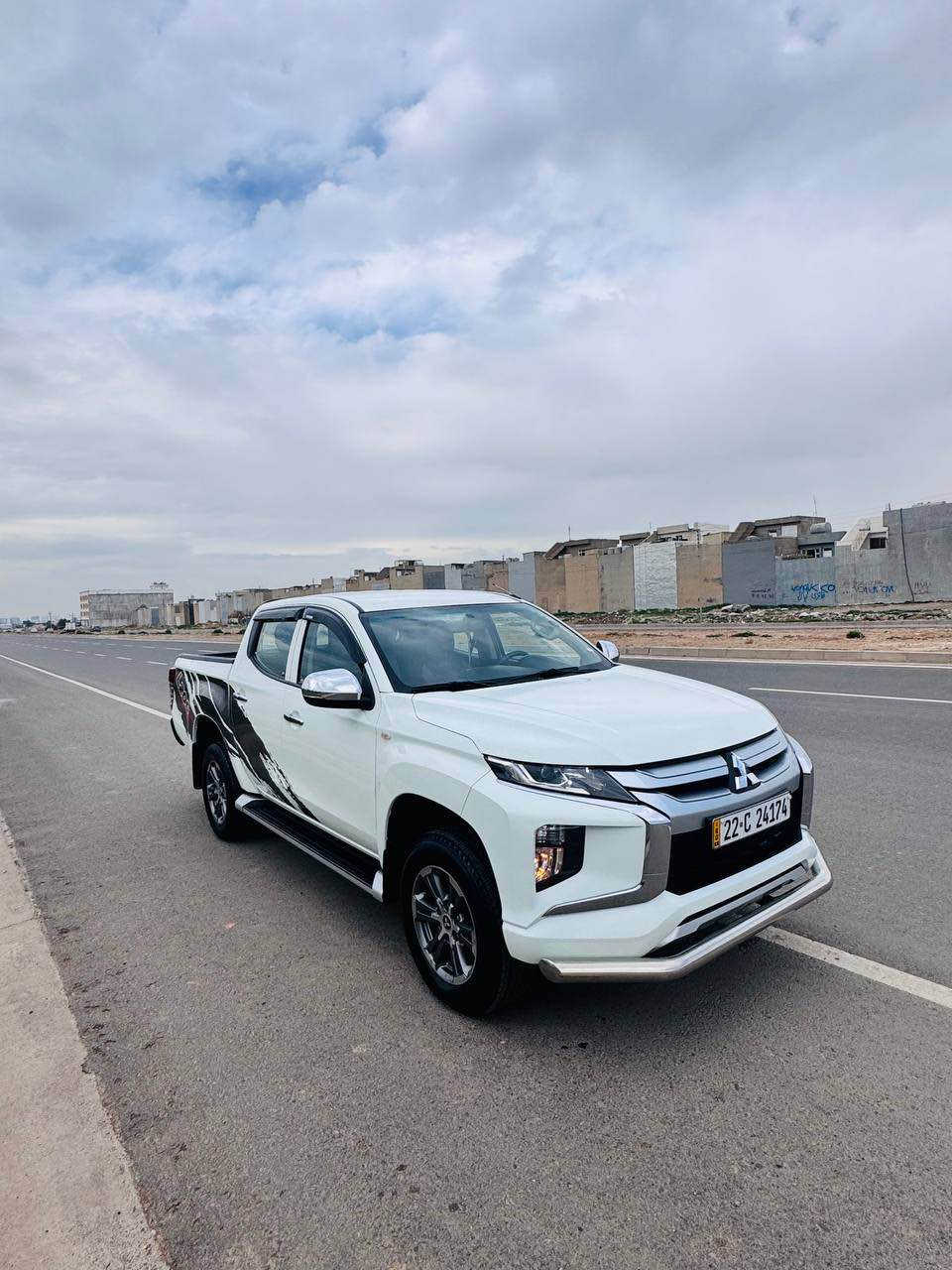 mitsubishi 2020
رەقەم هەولێرە 
بێ بۆیاخە 
 گێرو مەکینەو کارەبای بەشەرتە 
١١٤ هەزاڕ ڕۆشتوە 
سعری ١٩٣ ورقە 
شوێن سەیارە هەولێر 
***********
*********** أربيل, العراق
