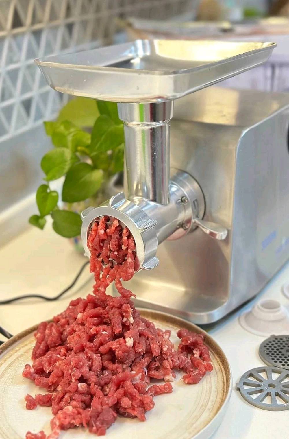 مثرمة لحم صناعية من شركة امبليوم 🇩🇪💯 
🥩 تعرف على أحدث مثرامة لحم من ماركة امبليوم! 🥩

هيكل خارجي مصنوع من الفولاذ المتين ودشالي حديد 
بالأضافة الى الملف النحاس الخالص 100% مما يعطي افضل النتائج
تمتاز بقوة 3000 واط لأفضل تجربة ، بالإضافة إلى حجم 10 يضمن لك إعداد الوجبات اللذيذة بكل سهولة وسرعة.

🛡️ مع ضمان سنة كاملة للأداء الممتاز، لا داعي للقلق! 🛡️

استمتع بنتائج مذهلة في وقت قياسي وتمتع بالأداء المتميز طوال فترة الضمان.

المميزات:
🔹 ثلاث قوالب للتحكم بدرجة الخشونة.
🔹 قوالب للكبة والباسطرمة
🔹 تصميم ألماني الصنع للمتانة والجودة.
🔹 توصيل إلى بغداد والمحافظات.

للحجز والأستفسار مراسلتنا 📩📨 
او الاتصال ***********