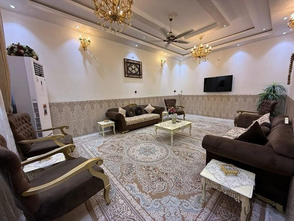 بسم الله وعلى بركة الله دار للبيع طابقين مسلح درجة اولى في الرمادي - الجمعية - قرب جامع اولي العزم مرقم بلديه مفوض للطابو المساحة 361 متر الوجه 16.5 متر الشارع 10 متر مبلط وخدمات كاملة . الدار درجة اولى سنة البناء 2022 * الطابق الاول يحتوي:  كلدور وديوانية كبيرة وصالتين وغرفتين نوم كبيرة ومطبخ حار وبارد ومجمع صحيات داخل وخارج وترك حرف L ومناور عدد 2 وحديقة وكراج كبير ومخزن.  الطابق الثاني يحتوي:  صاله كبيرة وثلاث غرف نوم كبيرة وبلكونات عدد 2 ومجمع صحيات وغسالات  بناء الطابق الاول حجر وسمنت بناء الطابق الثاني طابوق احمر الارضية بورسلين المطبخ والصحيات سيراميك هندي . حزام سيراميك 1.20 متر . الدرج كرانيت مع سيراميك لحد السقف . الشبابيك المنيوم عوازل بالاضافه الى سطح اول وسطح ثاني في الطابق الثاني:  السطح الاول بورسلين السطح الثاني مادة عازلة . يأتي مع الدار كاونتر وسبالت عدد 3 * للمعاينة والاتفاق متوفر واتساب   ***********   لإستقبال عروضكم العقارية بيع ايجار  سكني تجاري زراعي تواصلو واتساب فقط 👇 *********** أعلن معنا لضمان وصول إعلانك لأشخاص مهتمين بشراء عقاراتكم  👍  مع تحيات  عقارات T . A . G . . . #تسويق_عقاري #عقارات #عقارات_الرمادي 
