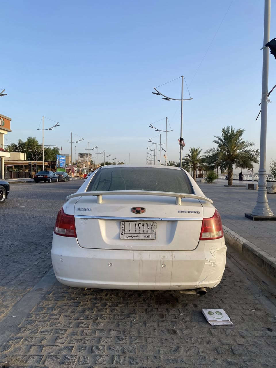 63 وبيهة مجال
جيلي Emgrand EC8 موديل 2013 

السنوية: نافذا

السيارة باسم ولد من ديوانيةوالتحويل ثاني يوم مباشرة.

المحرك: ميتسوبيشي (Mitsubishi) بحجم 1800 متصرف بنزين

خزان الوقود 70 لتر تقريبا وتتقبل بنزين العادي

ناقل الحركة (الكير): أوتوماتيك مع نظام سبورت (Sport Mode) للتحكم اليدوي.

سستم سماعات: نظام صوتي متكامل  توزيع محيطي (أمامي وخلفي وسماعة خلفية عميقة والتحكم بالصوت من الشاشة)

الشاشة: شاشة أندرويد نوعية راقية + كاميرا خلفية + حساسات خلفية.

الكشنات جلد بلاد مغلفة بالكامل بحافظات كشنات 

السقف: فتحة سقف 

التبريد قطعتين (أمامي وخلفي) فقط نقص غاز بيها 

الواقيات الشمسية حجم كبير

التحكم: جامات كهرباء (درجتين) + قفل مركزي وأمان للأطفال + مري كهرباء مع إشارات وشطف يدوي.

التنبيهات: تنبيه مسافة (حساسات للخلف) + تنبيه حزام الأمان( للسائق) + تنبيه السرعة حسب طبيعة الشارع+ تنبيه الأبواب + تنبيه نظام سرقة

كل الأزرار والدكم شغالة، صندوق واسع 500 لتر، بردة خلفية، تكايات وسطية. لامام والخلف وبها حاملات اكواب وجيوب خزنة متنوعة وذكية بنظام الضغط ( السبرنك) تفتح وتغلق + سبير بالصندوق 

السعرالمطلوب 63 وبيهة مجال مجال 

مكاني البصرة الجبيلة شارع السايلو. باقي تفاصيل 

***********1
