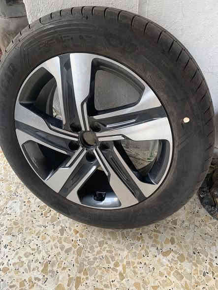 السلام عليكم ويل + تاير سورنتو نظافة 100‎%‎ بلادي تك فقط سعر 200 هـ***********
