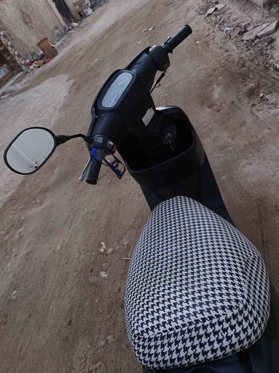 سلام عليكم دراجه بطه 60 للبيع دراجه حاويه الكل شغال سلف نكره كهربايات فول زنون ابيض اصفر نقصه بس صالنصا فقط سعره 300مكاني النجف حنون رقم ***********
