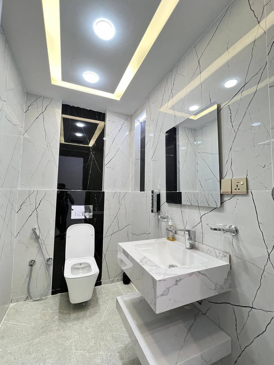 #للبيع #اربيل
#كنجان
بيت مساحة 350 متر  واجهه حديقه 
يحتوي البيت  
صالة ضيوف 
صالة داخليه 
مطبخ   
4غرف نوم 
البيت مؤثث كامل 
للمعلومات او الاستفسار أتصل
***********
