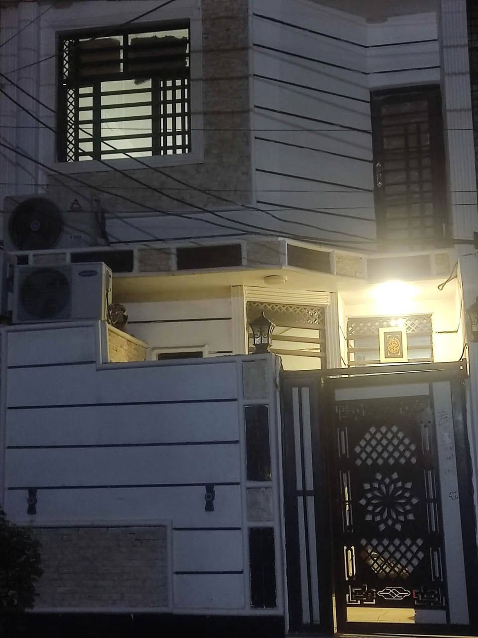 يوجد لدينا دار المساحه 100 متر طابقين أربع غرف نوم وأستقبال وصاله ومطبخ وثلاث صحيات السعر 180 مليون مطلوب 80 مليون للمصرف يسدد 350 بالشهر  تطلوعه 100 مليون العنوان حي النصر للأستفسار ***********
