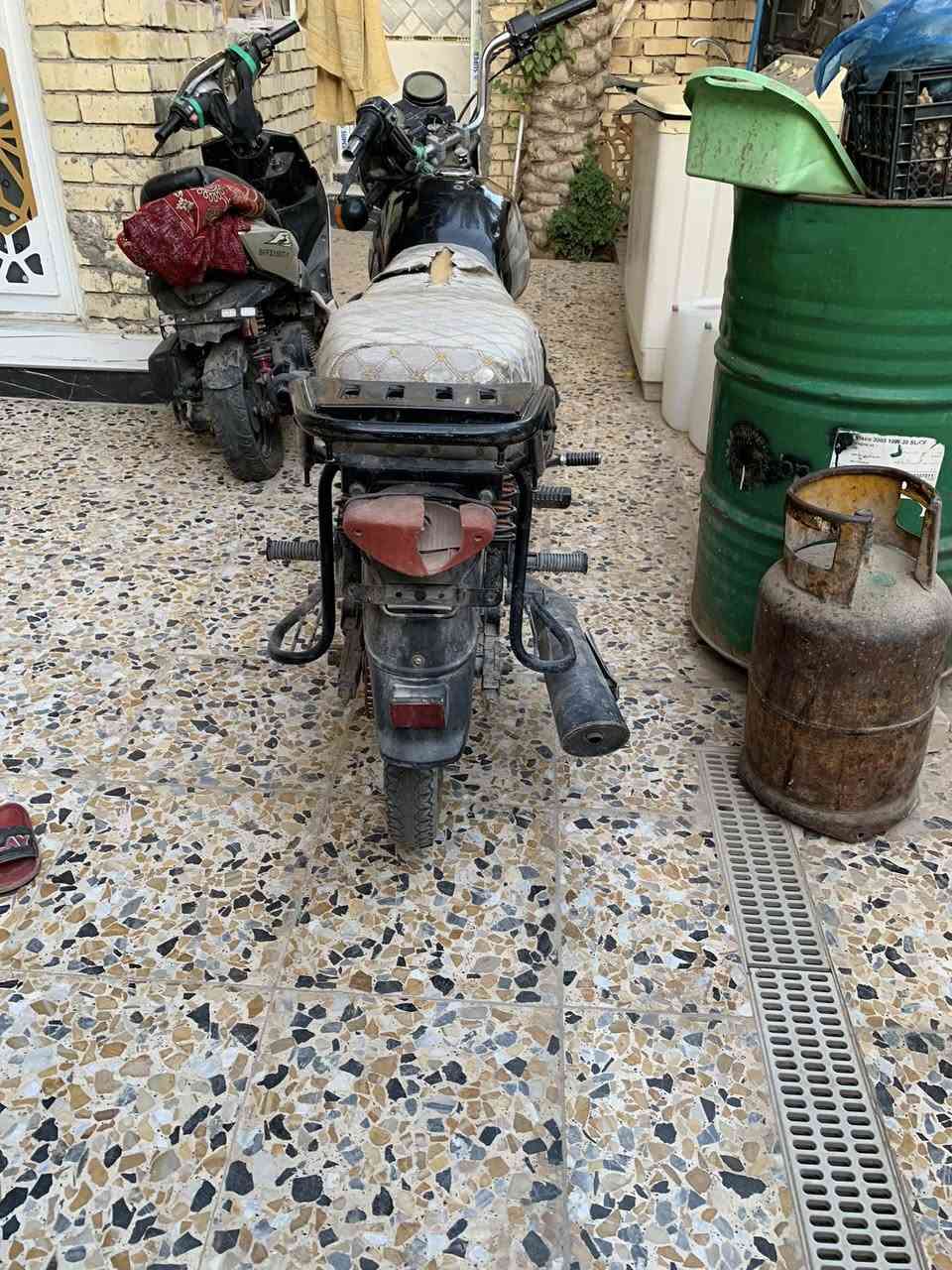 السلام عليكم دراجه بوكسر للبيع متروكه وشرط شغاله مكفوله كير ومحرك سبانه ممدوده عليه بس يرادله ترتيب ادامه لان متروكه سعر ٤٥٠ بيه مجال حك جيه شراي يتصل وبخدمتة رقم ***********
