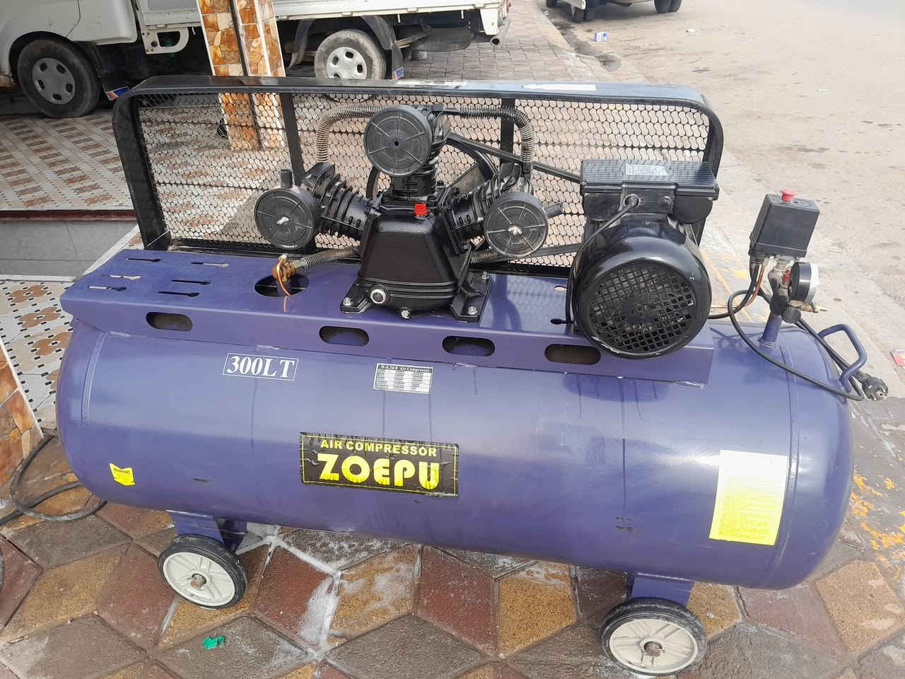 سلام عليكم
كمبريسر للبيع مستخدمه قليل بعدهي جديده 
العنوان الرمادي الصوفيه البربيع قرب جامع المتقين 
***********
