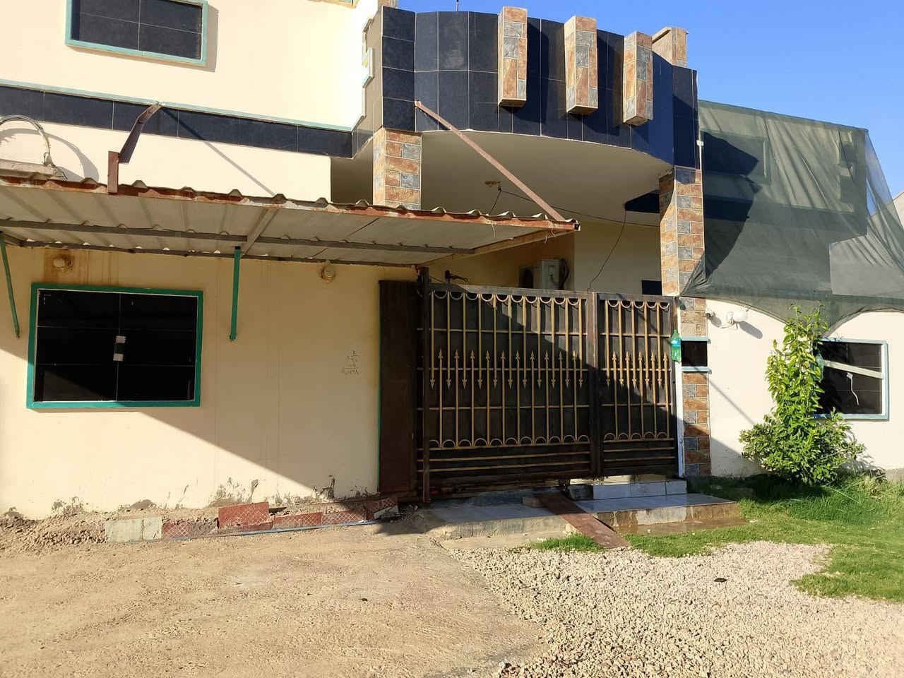 دار سكنية طابو زراعي ( بصائر ) 260 متر مربع شارع 6 متر مقابل جامع المصطفى . غرفتين نوم وديوانية وهول ومطبخ حار وبارد وصحيات داخلية عدد 2 وحمام خارجي . بناء جيد جداً . البيت كله سقوف ثانوية . الراغبين بالشراء الأتصال بمكتب سعيد الدوسري للعقار . هيت شارع المعارض . ***********
