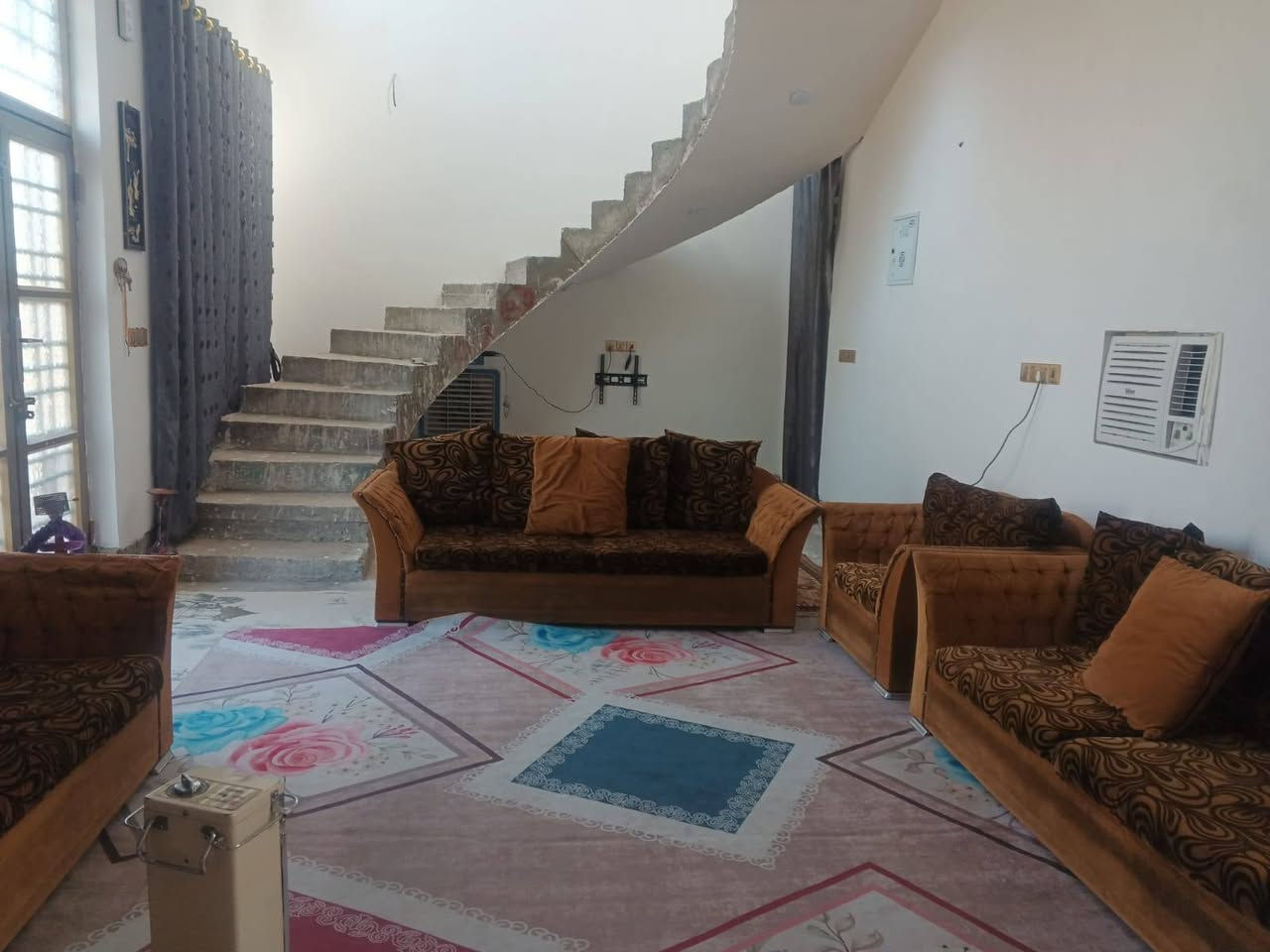 بيت للبيع طابو زراعي سند ٢٥ طويريج  الرشيدة قرب اسواق التين والزيتون يبعد عن الشارع مسافة قريبة جدا المساحة الكلية  280 متر اقرار محكمة يتكون من   استقبال ٩ * ٤ ونص  المطبخ ٥ * ٤. غرفه النوم ٥ * ٤ المنور ٢ونص * ٤ الحمام ٢ ونص * ٤ الكراج ٤ * ٥  الحديقة ٦ * ١٤  كهرباء ماء مجاري  كامله الكهرباء بواري 
 للمعلومات البيت بي نواقص بيبان خشب عدد ٢ و المطبخ والحمام يحتاجن سيراميك والبيت يحتاج كوله ارضية يباع نقد او اقصاد
***********
***********
