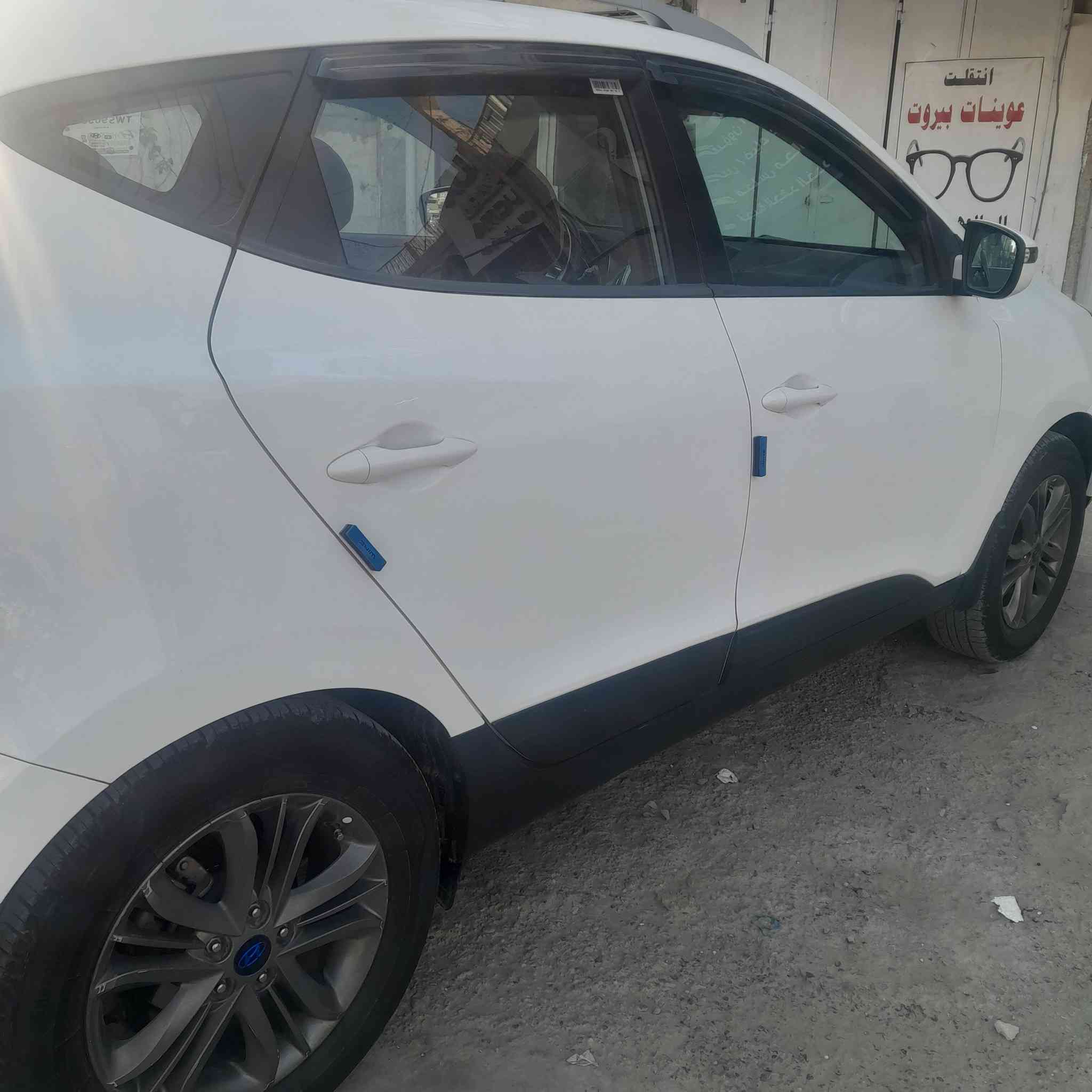 السلام عليكم لبيع توكسان موديل 2015 بيه صبغ بين الباب والجاملغ محرك وكير على الشركه شاشة كبيرا كامرة تحكم استيرن اشاير بل المري ماشيه 163حقيقي السبير مانازل السعر 155 وبيه مجال حك الجيه مكان السيارة البياع هذا رقمي ***********
