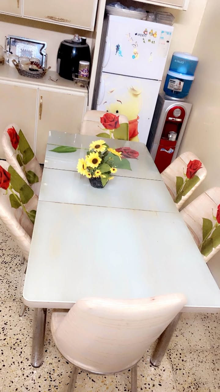 ميز وكراسي 6  نظيفه جدا سعره 200 الف للاتصال ‭***********‬
