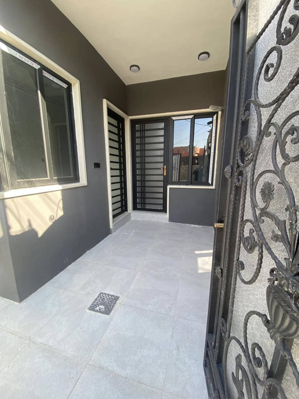 بسم الله الرحمن الرحيم 

متاح عقار واحدللبيع في حي الاخاء

مساحه 100 م 
واجهه 5 م 
بناء حديث فول تسليم فوري مفتاح 

طابقين 
الطابق الاول 
غرفة النوم هول استقبال مطبخ صحيات 

طابق الثاني 
3غرف نوم صحيات 
نضام دكتات نضام سبالت 
للاستفسار 
***********
***********
