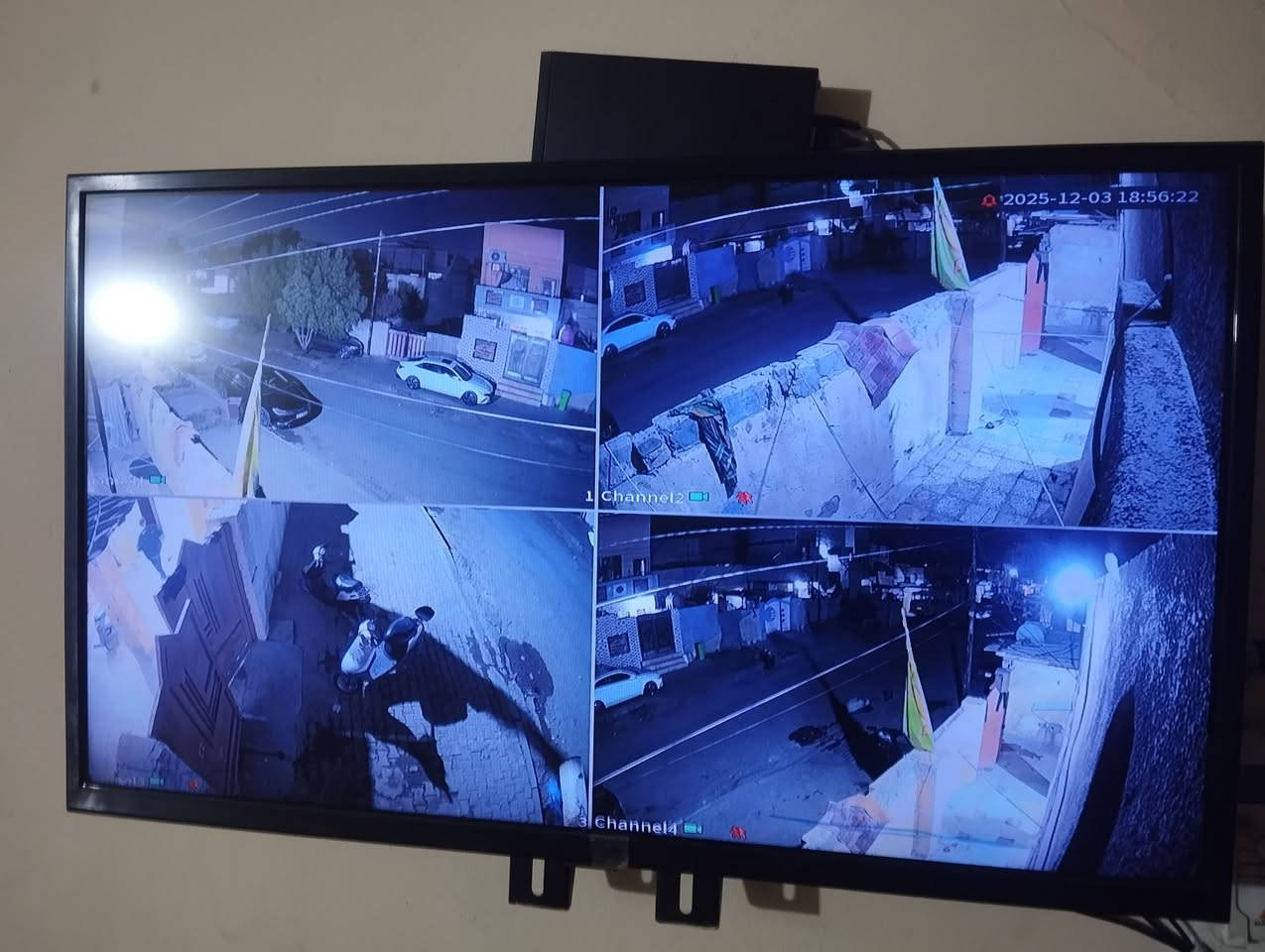 #خليك وية الاصلي #الفول كلر 2 ميكا
#عرض ال 4 كامرات فول كلر ملون ليلي نهاري 
صورة وصوت 🎤

لاصحاب #السوبر ماركت و #العيادات الطبية و مراكز #التجميل و #المدارس الروضات الاهلية 

#صورة و صوت 🎤

 كامرات شركة دهوى العالمية

1️⃣ جهاز تسجيل 4 DVR جنل

2️⃣ 4 كامرات دهوى ملون ليلي نهاري

3️⃣ هارد خزن سعة 500G تسجيل 13 يوم

4️⃣محولة 5 امبير اصلية لتشغيل الكامرات باور

5️⃣ برنامج DMSS لتشغيل الكامرات على الهاتف📱

#تجيك او تاخذهه من المحل كاملة مبرمجة عليك بس تسلك الوايرات وتشغل واذا تحب يجيك فني لبيتك او لمكانك او موقعك ينصبهن هم موجود 🚕 
🙏
واتس اب☎️
***********

يوجدتوصيل سعر المنضومة 240 الف

العمل في جميع مناطق كربلاء فقط.  🛻
