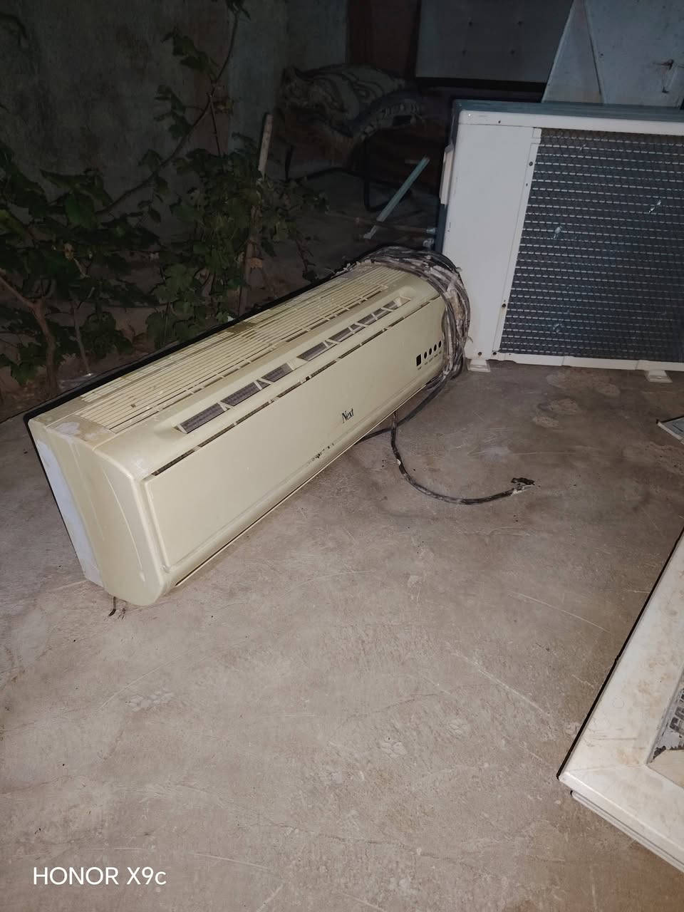 السلام عليكم سبلت طنين شغال يشتغل بارد يعني يضل يطول  بعدين يتحول حاره الهوه السعر 250شراي اتصل ***********
