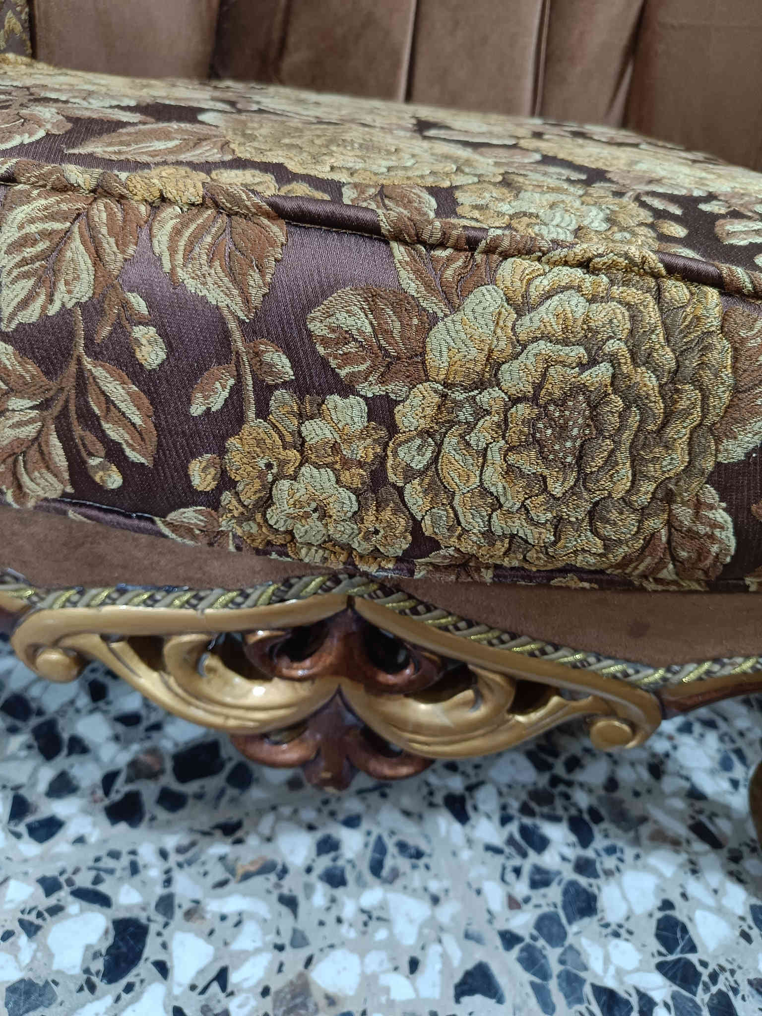 تخم تركي ملكي 10مقاعد خشب زان السعر ٦٠٠ المكان كوفه ***********
