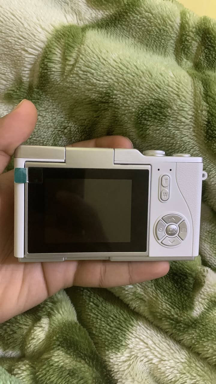 السلام عليكم.. للبيع كاميرا رقمية (Vlogging Camera) بتصميم عصري وأنيق باللون الأبيض، مخصصة للي يحب يبدأ بمجال صناعة المحتوى، التيك توك، اليوتيوب، أو يوثق سفراته ويومياته 

✨ أهم الميزات:

دقة تصوير الفيديو: 4K حقيقية تعطيك وضوح عالي.

دقة الصور: 48 ميغابكسل لتفاصيل دقيقة.

الشاشة: تقلب 180 درجة (تقدر تشوف نفسك وأنت تصور سيلفي أو فلوغ).

العدسة: تقريب رقمي 16X مع دعم ميزة الماكرو لتبين تفاصيل الأشياء القريبة جداً.

فلاش مدمج وحجم خفيف وسهل التنقل.
السعر 30 وبي مجال 
المكان ناصريه قرب المحكمه الجديده 
تواصل ***********
