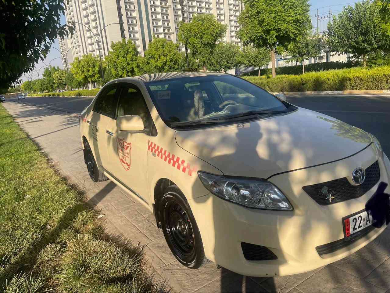 🚕 تۆیۆتا کۆرۆلا (بیکاشۆ) مۆدێل ٢٠٠٩ بۆ فرۆشتن 🚕
ئەگەر بەدوای سەیارەیەکی توندوتۆڵ، بێ مەسروف و نانپەیداکەردا دەگەڕێیت، ئەم بیکاشۆیە بێ کێشەیە و ئامادەی کارە:
 جۆری سەیارە: تۆیۆتا کۆرۆلا (بیکاشۆ) - بیلادی تەکسی
 مۆدێل: ٢٠٠٩
 مەکینە: مەکینە گەورە
 مۆدیفای و ناوەوە: شاشە ئایپاد و کامێرای بۆ بەستراوە
🛠️ باری دەڕەسی و مەکینە (هەموو شتێک بەشەرت):
 پێش و پشتی: کەپسە و هیچ لێدانێکی نییە.
 بۆیاخ/سارد: تەنها یەک چەمەلەغی لای سەکنی هەیە، ئەویش بەشەرت بێ ناوگرتنە.
 گێڕ، مەکینە و تەبرید: بەشەرت و لەسەر کلیل.
 ژێرخانی سەیارە: بێ تەقە و ڕەقەیە و زۆر توندوتۆڵە.
📝 باری یاسایی:
 سەنەوی و ژینگە: نوێیە تا ساڵی ٢٠٢٨.
💰 نرخ: ١٣٠ وەرەقە
📍 شوێن: هەولێر
📞 بۆ پەیوەندی و کڕین: *********** أربيل, العراق
