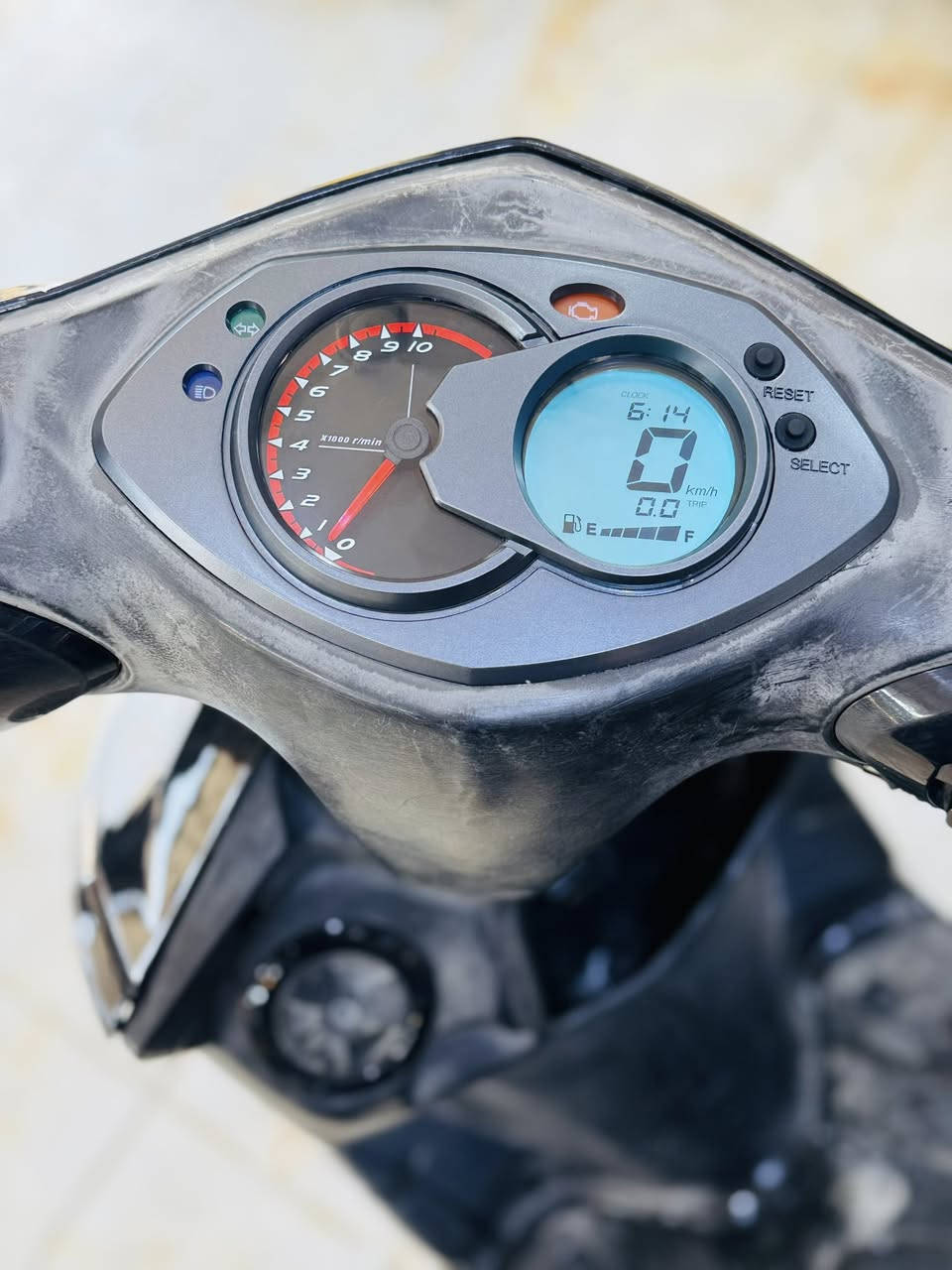 السلام عليكم دراجه سكنس فحل كابريتر نضافته ٩٠ بل١٠٠ كهربائيتها كلها شغال الدراجه مابيها نقص قبق هندر موجود تخم تاير جديد الدراجه بيها دبلات امامي رياضي ودبلات خلفي رياضي صلنصه صجميه محرك بلادي مكفول من تدخين نضوح كفاله السعر ٦٥٠ وبيها مجال مكاني دوره شارع ٦٠ رقمي ***********
