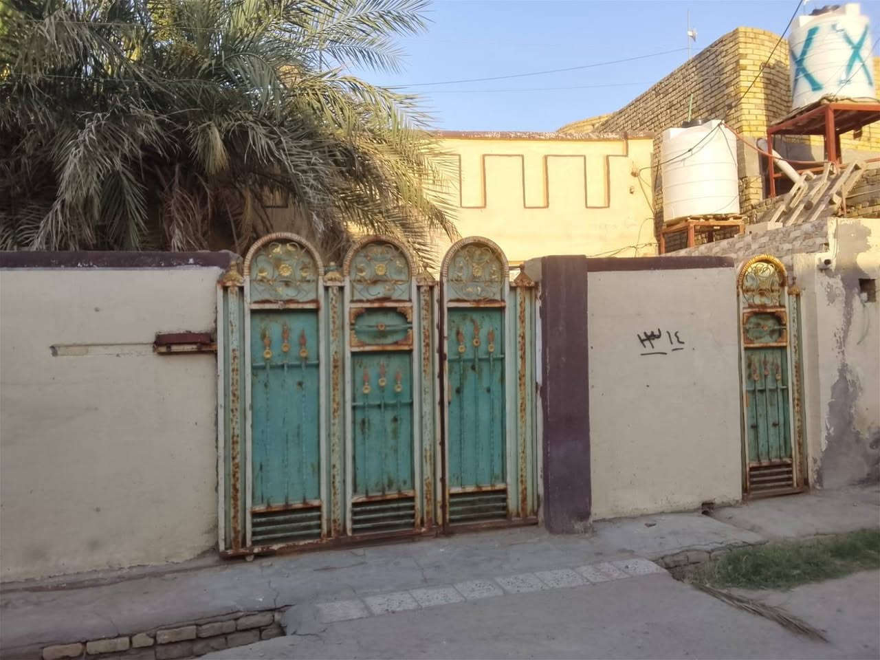 دار للبيع مساحه ٢٠٥ قرب الجنسيه بشارع الشيخ ظافر لهمود للاستفسار الاتصال على صاحب الدار *********** مكلف بالنشر اخوان اتصلو على الرقم
