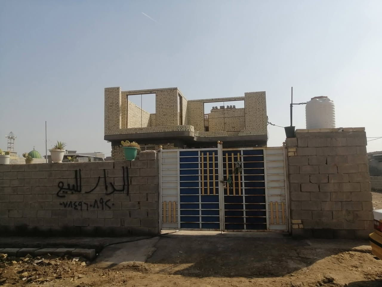 سلام عليكم دار سكن للبيع مساحه 350 متر طابو زراعي سند 25 بناء حديث درجه اولى طابوق مسلح الدار ركن على شارعين خدمات كافه يحتوي الدار على غرفتين نوم صاله صحيات استقبال مطبخ كراج وحديقه كبيره العنوان شارع المطار خلف محلات حسين كامل شارع 40 الجديد السعر 90 مليون رقم الهاتف ***********
