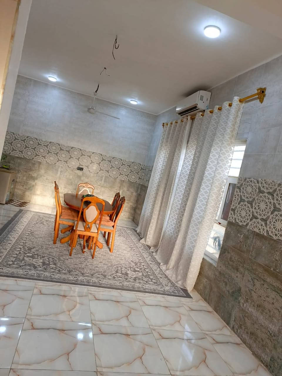 سلام عليكم  
منزل للبيع المساحة 300م
العنوان بداية حولي الجامعة /الحي الثقافي/ مقابل قاعة مارينا للمناسبات 
طابو زراعي سند 25 
يحتوي على غرف عدد 2 نظام السويت
مطبخ حار + غرفه طعام واسعة مطلة على الصالة
صاله + صحيات
غرفة ضيوف + صحيات 
طارمه + حديقة واسعه
منور عدد 3 
البناء كونكريت مسلح طابوق درجة اولى 
تأسيس ماء + كهرباء + مجاري  درجه اولى
البيت يحتوي على بعض النقوصات
للأستفسار اكثر الاتصال على الرقم
***********
