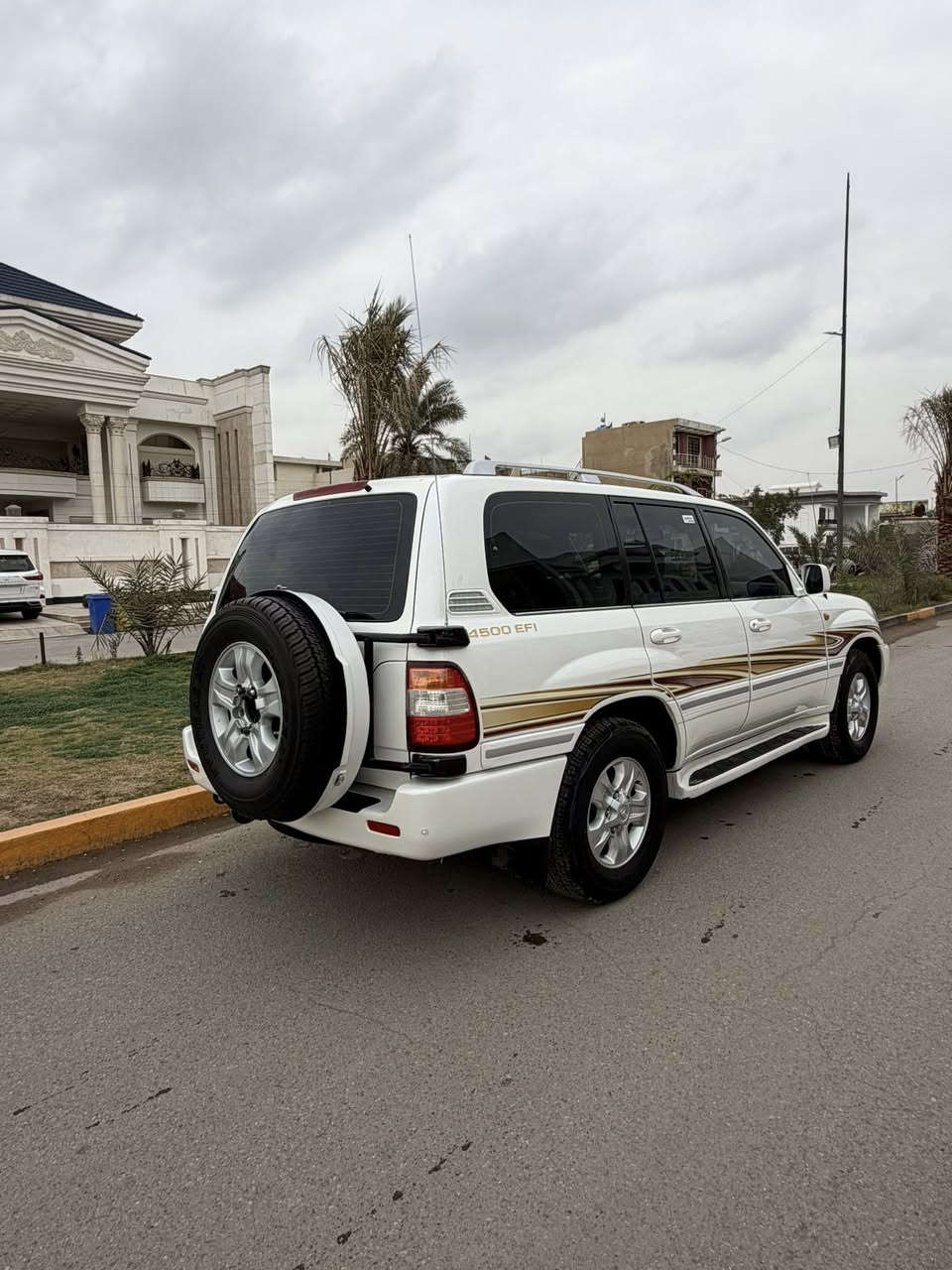 لاندكروز 2006 GXR
مابيه اي نقص فول فتحه سلايد كله بلاديه 
اوتماتيك 
بيه صبغ جاملغ امامي يمنه ويسرى 
نضيفه جدا 
السعر 220 وبيه مجال للشراي 
***********
