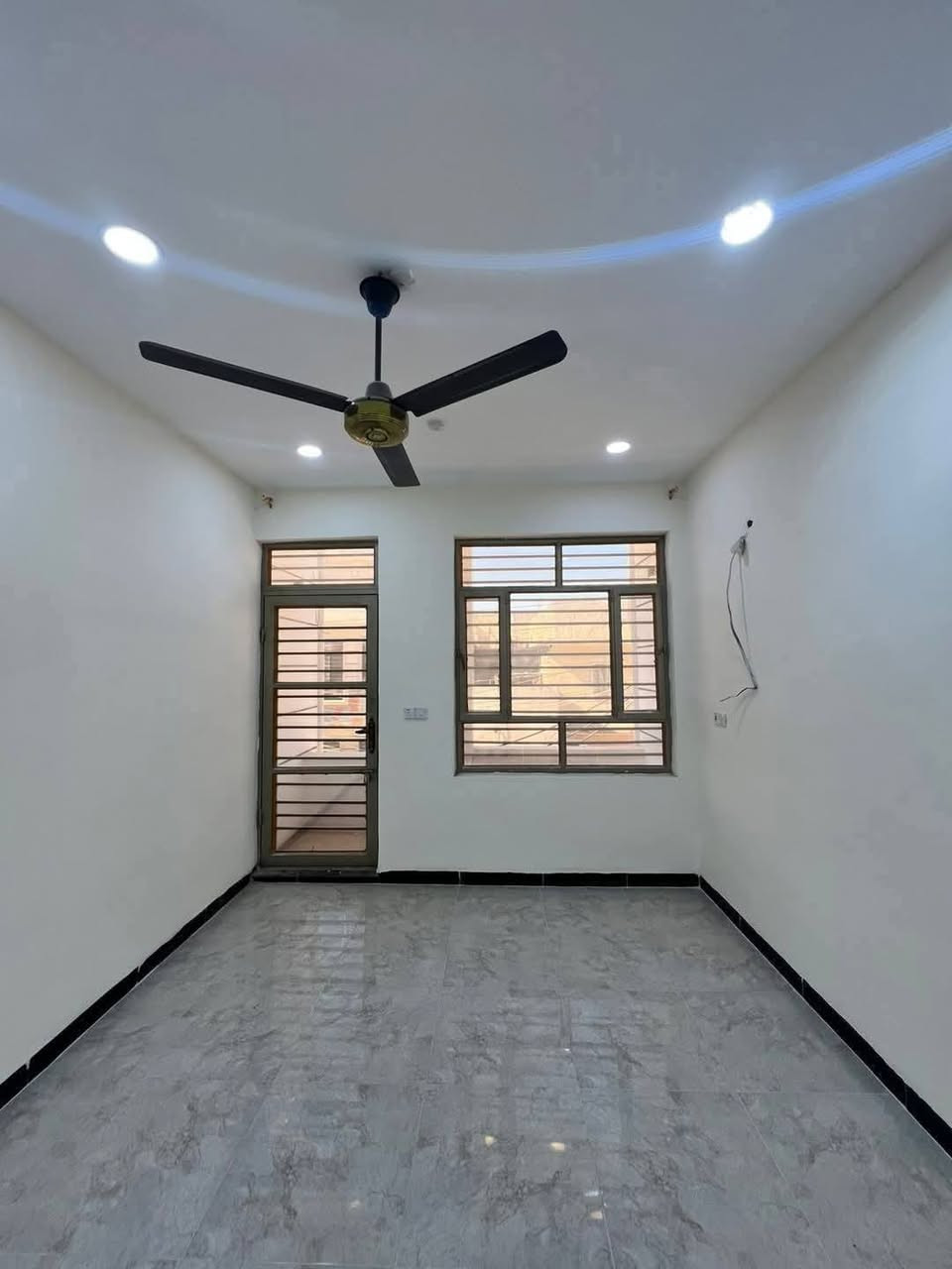 السلام عليكم يوجد مشتمل للبيع مساحة 75متر يحتوي على ثلاث غرفة نوم وصالةومطبخ وخدمات بيت جديد ارضية مرمر موقع ممتاز ديوان المخابرات قرب حي جهاد الاستفسار على هذا الرقم ***********السعر مناسب
