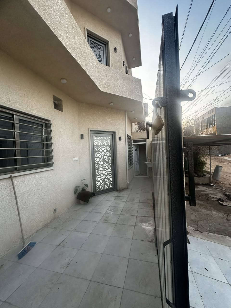 مساحه الدار 100متر ركن واجه 10نزال 10
يتكون البيت من 3غرف 🛌 ومطبخ وصاله 3صحيات 
للستفسار الاتصال   او مراجع مكتب انمار للعقار 
***********
