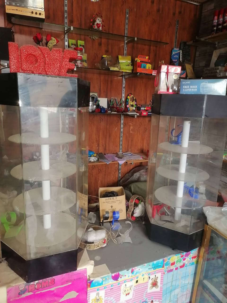 سلام عليكم توجد جام خانه  ورفوف جام وستانات رفوف وعارضات مستعمله للبيع مستعجل ع بيعتهن أسعارهن مناسبه ***********
