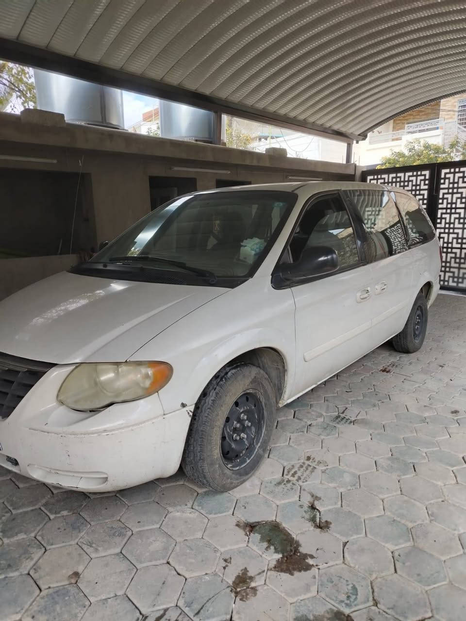 كرايسلر 7 راكب موديل 2007
محرك 6 سلندر حجم 3.300
رقم كركوك جديد بأسمي
السنوية نافذة لغاية شهر العاشر 2029
بيها بطاقة بنزين
السيارة بدون صبغ فقط الصندوق بي ملاحضات.  *********** كركوك ساحه الطيران
