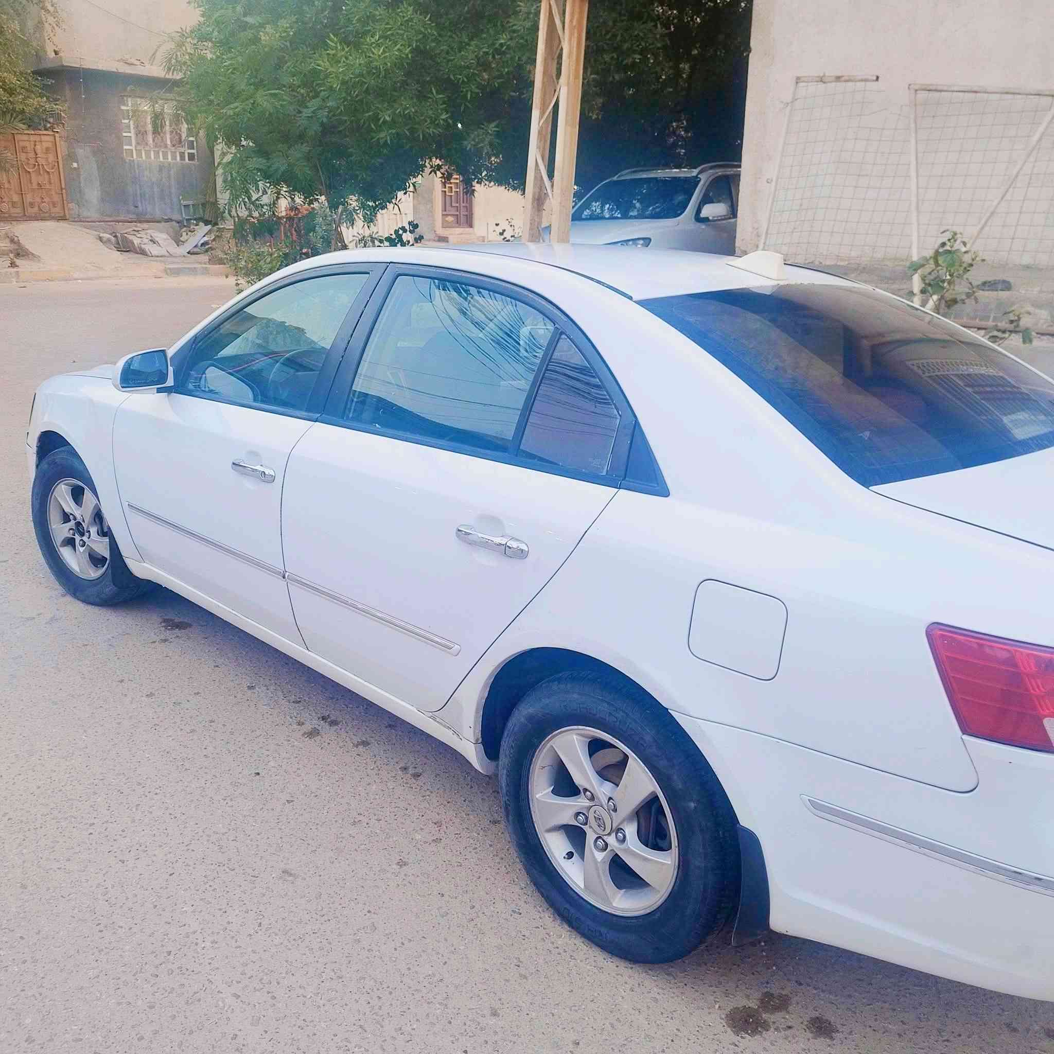 سوناتا الفين وتسعه خليجي تكسي المطار رقم واسط بيه جاملغ امامي بيه خطين صبغ تكسي الخليج من البنيد إلى صندوق مال تكسي الخليج بدون معجون فقط صبغ السعر 100  وبيهه مجال  مكان كربلاء ***********
