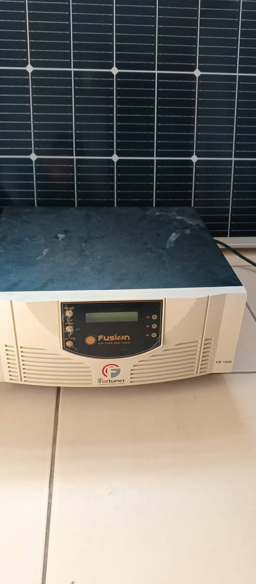 سلام عليكم.. منظومة متكاملة للطاقة الشمسية.. 
تنطيك على الشمس بحدود واحد امبير .. وعلى البطارية بحدود 4 امبير.. 
الأسعار كالاتي 
اللوح مساحة بحدود واحد ونص في 700 .. يعطي 200 واط 
والبطارية جافة 100 امبير
والعاكس تقريبا  4 امبير 
.. 
الأسعار 
.....
سعر اللوح : 75 الف 
البطارية : 125
العاكس : 150 
.. 
المجموع الكلي 350 الف المنظومة كاملة .. وابيع أجزاء أو المنظومة كلها 
.. 
الأسعار نهائية 
..
اخوان المنظومة ممتازة كطوارئ وعن تجربة .. وربي  يكفيكم من الطوارئ .
الهاتف ***********
