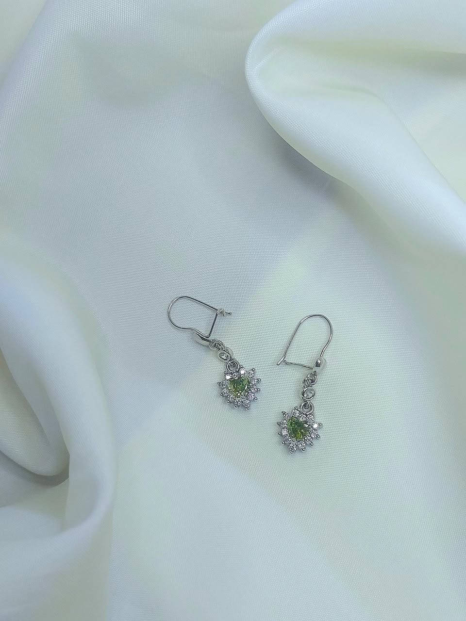 تعبتي من الاكسسوارات العادية ✨؟ جربي فخامة الفضة 🩶الايطالية الاصلية المختومة مع كارت الضمان 💳 ،
انتي بس اختاري وخلي الباقي علينة احنة راح نوصلة الچ وين مچنتي وبتوصيل 3000 فقط 🚚 للحجز مراسلة الواتساب *********** 📞 او معرف الانستا sadeq.jf
