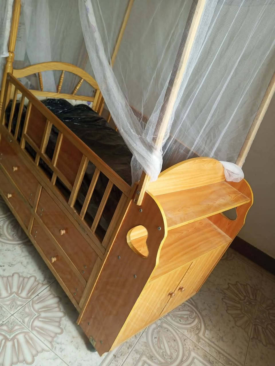 متاح كاروك للبيع مع الدوشك نضيف السعر 100 وبي مجال للتواصل علا الرقم ***********
