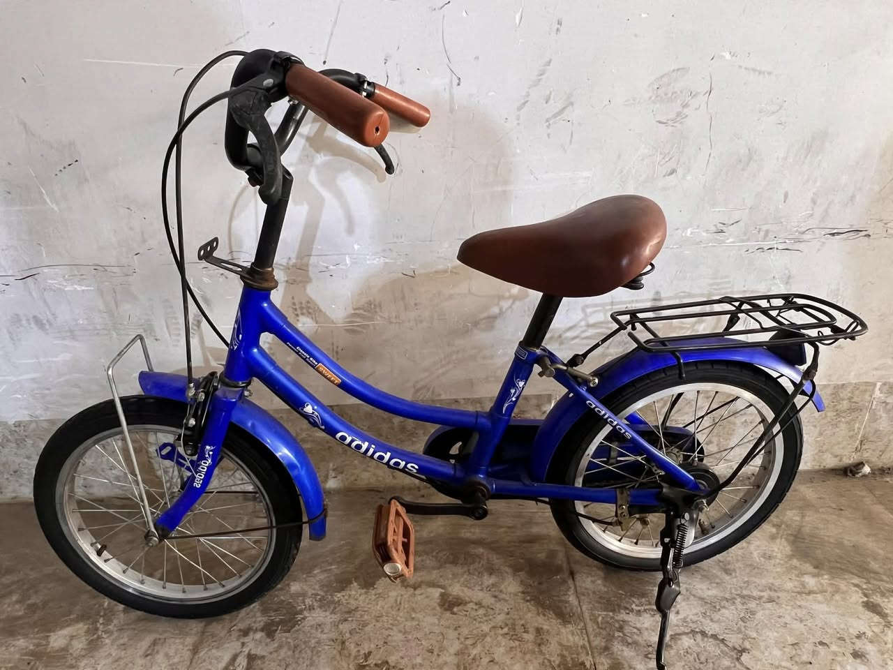 باسكيل حجم 16 نضيف شرط نظافه بدون اي عيب شلونه بل صوره هيج سعره 40قفله شراي خابر وتدلل *********** ملاحظة اروس شعندك باسكيل عاطل لو حته صغير تحياتي للجميع
