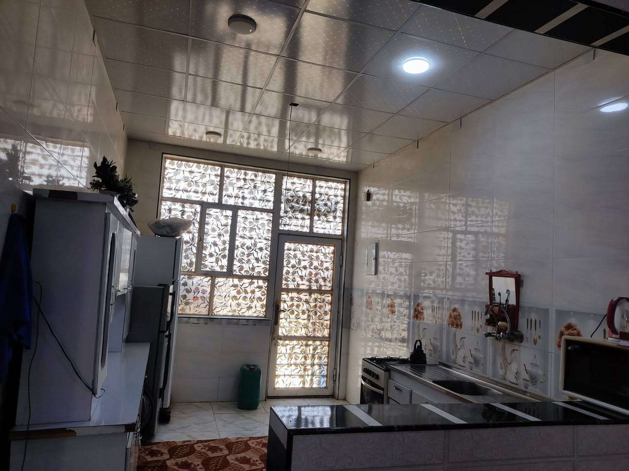 للبيع بيت على طريق نجف كربلاء - عمود 130
مساحة 130 متر. سند 25 (طابو زراعي). البيت يتكون من غرفة، استقبال، صالة، مطبخ، صحيات داخلية وخارجية، سطح ومكشوفة. البناء صب كونكريت، والصالة والمطبخ سيراميك مع سقوف ثانوية. البيت جدا نضيف ومرتب ويصير تبني غرفه فوك لان سطح واسع جدا 

بالحقيقة ارتب التصوير شويه مظلم البيت 

للاستفسار الاتصال على الرقم:  ( *********** ).
