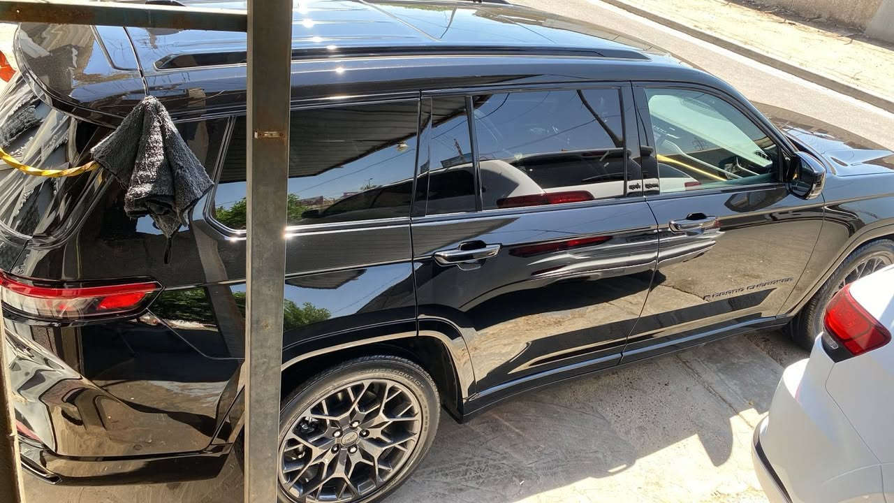 اعلى مواصفات واعلى فئة بل جيب كراند شيروكي سومت 1/1
موديل 2024

المحرك : V6. 3.6L .

العداد 5000 mi 

مقاعد 7 راكب 

رقم : بدون رقم

لون : اسود

فول موصفات اعلى شيء 1/1 

دفع رباعي 4x4

  نظام تعليق هوائي (جكات).

  قيادة ذاتية عند المنعطفات.

  رادار امامي مع مانع تصادم .

  .

  تحذير الخروج عن المسار .

  مستشعر نوم السائق مع نظام التوقف الآلي

  تحذير النقطة عمياء ٥ .

  نظام تحذير عند التقاطعات.

  نظام تحذير عند تجاوز السرعة المحددة.

  

‏

  نظام تقليل الضجيح داخل المقصورة.

  إنارة محيطية.

  شاحن موبايل وايرلس.

  تعديل وضعيات مقود السائق كهربائيا.

  مرايا تعتيم ذاتي.

  المرايا الجانبية قابلة للطي كهربائيا

مرايا الجانبية فاد

ظام الصوت من ماكنتوش مع 19 سماعة.

ويل قياس 21 انج .

* سقف بانوراما .

  شاشه كبيرة 10.1 انج .

  شاشة للراكب الأمامي .

  نظام الخرائط (GPS) .

  عرض خرائط الطريق على لوحة القيادة.

  لوحة القيادة بقياس 12 أنج.

  4 كاميرات خارجية مع بخاخات ماء للتنظيف.

 

  

  المصابيح الأمامية زنون .

  كشافات الضباب زنون .

  دخول ذكي.

  بصمة على 5 ابواب للدخول الذكي.

  تشغيل عن بعد .

  الصندوق الخلفيي كهربائي .

  فتح الصندوق الخلفي مع حركة القدم.

أقل

 

  اضافات من الخشب الطبيعي للمقصورة الداخلية.

  ذاكرة لحفظ وضعيات الجلوس للمقاعد الأمامية

  مساج للمقاعد الامامية .

  المقاعد الأمامية كهربائية .

  المقاعد الأمامية تبريد وتدفئة .

  المقاعد الخلفية تدفئة وتبريد .

  ستائر للشبابيك الخلفية.

  انارة داخلية LED متعددة الالوان .

  حساسات امامية وخلفية .

  7 راكب.

  مكيف خلفي مع وحدة تحكم منفصلة .

  تدفئة مقود القيادة.

  مانع تصادم خلفي .

  بلوتوث تلفون .

  محدد سرعة .

  نظام التشغيل والاطفاء الاوتوماتيكي 

  مكيف خلفي مع وحدة تحكم منفصلة .

  تدفئة مقود القيادة.

  مانع تصادم خلفي .

  بلوتوث تلفون .

  محدد سرعة .

  نظام التشغيل والاطفاء الاوتوماتيكي .

  نظام بريك اوتماتيكي

وبعد هواي مواصفات ما مذكورة . 

حادثها  بنيد وجاملغ امامبي نفس لون ابلادي  بدون دواخل  وصبغ جاملغ خلفي صبغ

رقم صاحب السيارة 

***********

السعر 28000$بدون لوحات
