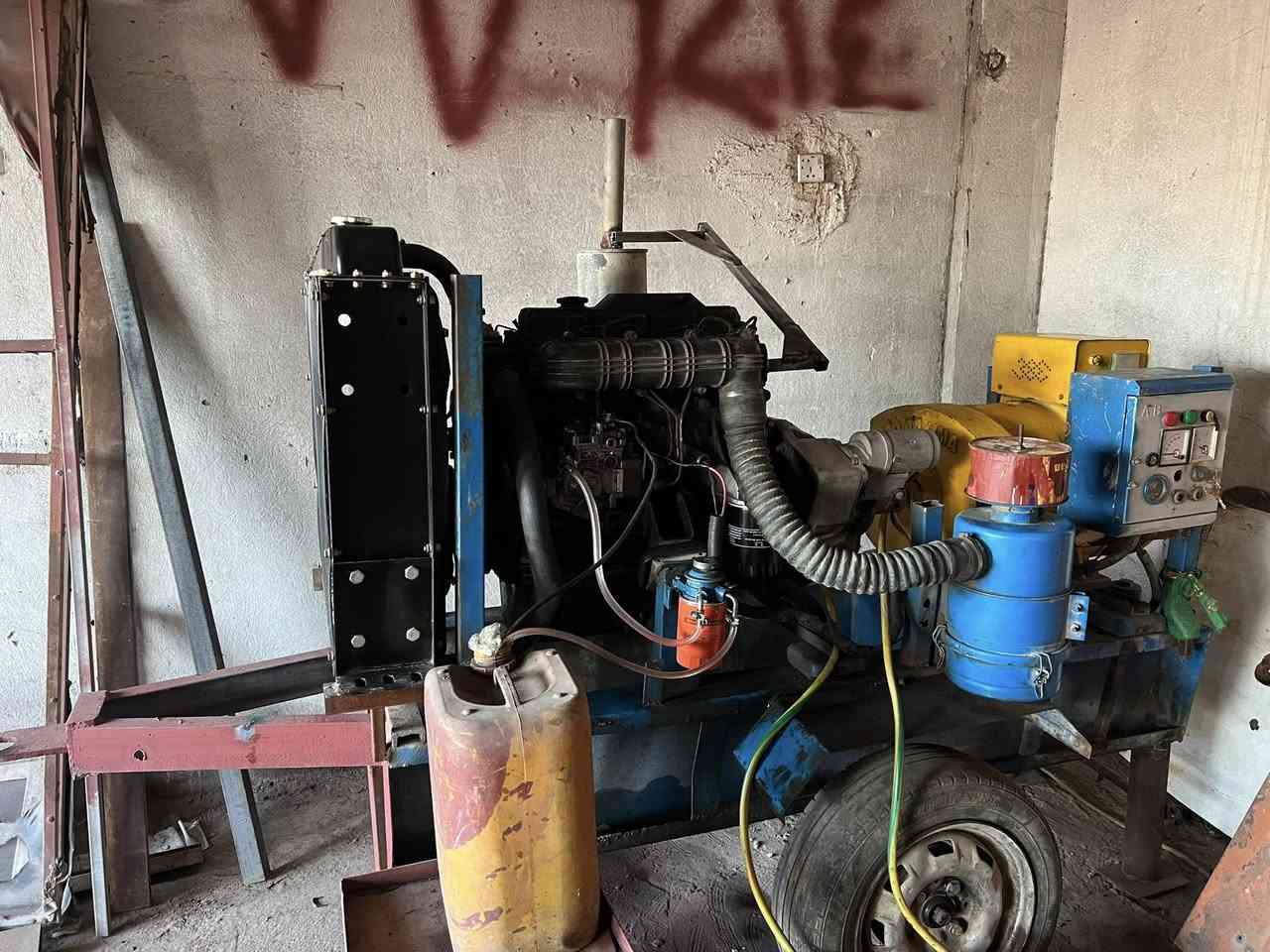 للبيع كتر (10) حصان عراقي ومولد كيا (2701) راس توليد 30 لا تبخير لا تنقيص محرك مامفتوح صار شهر شادله راديتر جديد ومجهزه من كلشي السقيفه مال المولد موجوده بس اني فاتحه للستفسار الاتصال على الرقم *********** غير متواجد على الفيس اتصل وتدلل
