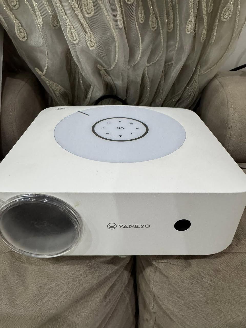 داتا شو VANKYO
واي فاي 
لمس 
مدخلين HD
مدخل AV
مدخل USB
برده عرض 
هاذا فديو والعرض على حايط بدون برده 
خلي سعر بالي يرضي الله وبالعافيه عليك 
***********واتساب
